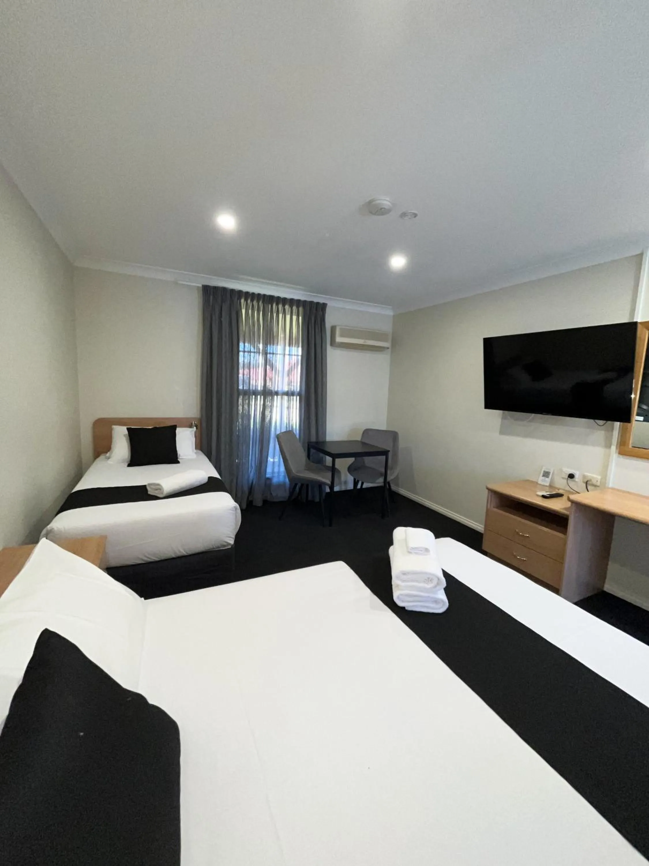 Bed in Bushman's Motor Inn