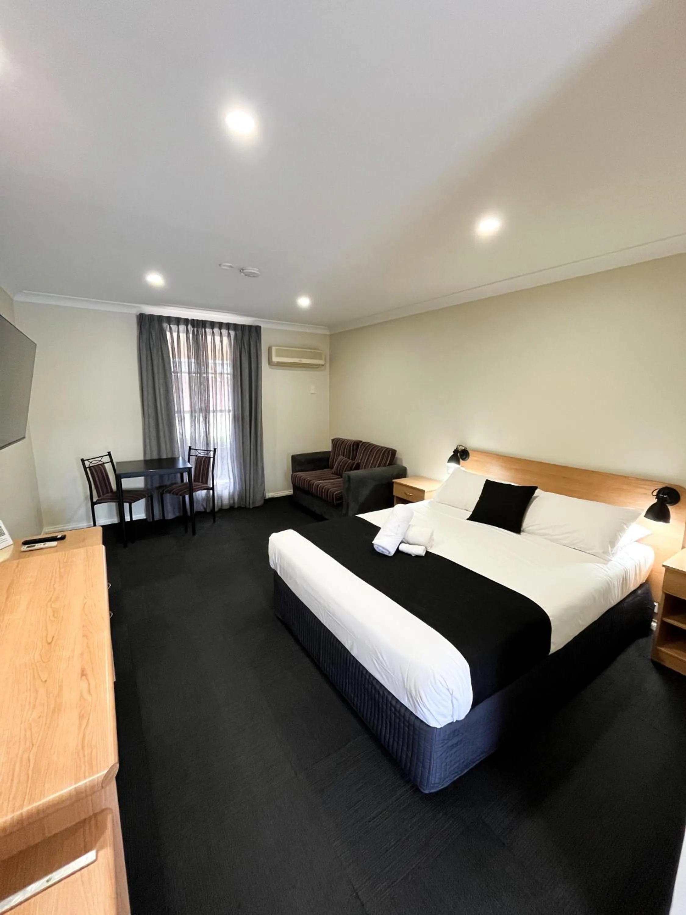 Bed in Bushman's Motor Inn