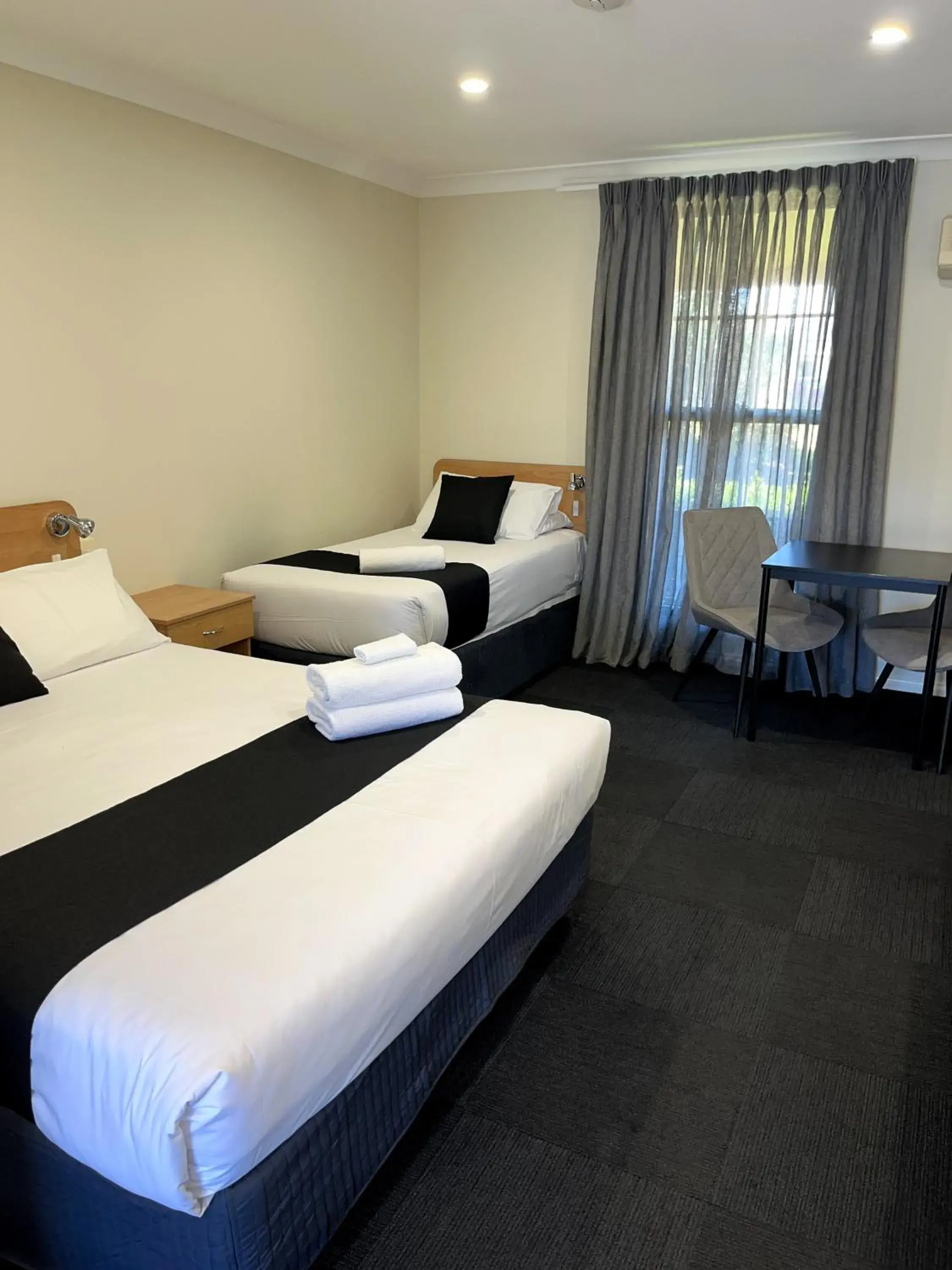 Deluxe Twin Room in Bushman's Motor Inn Deluxe Twin Room in Bushman's Motor Inn