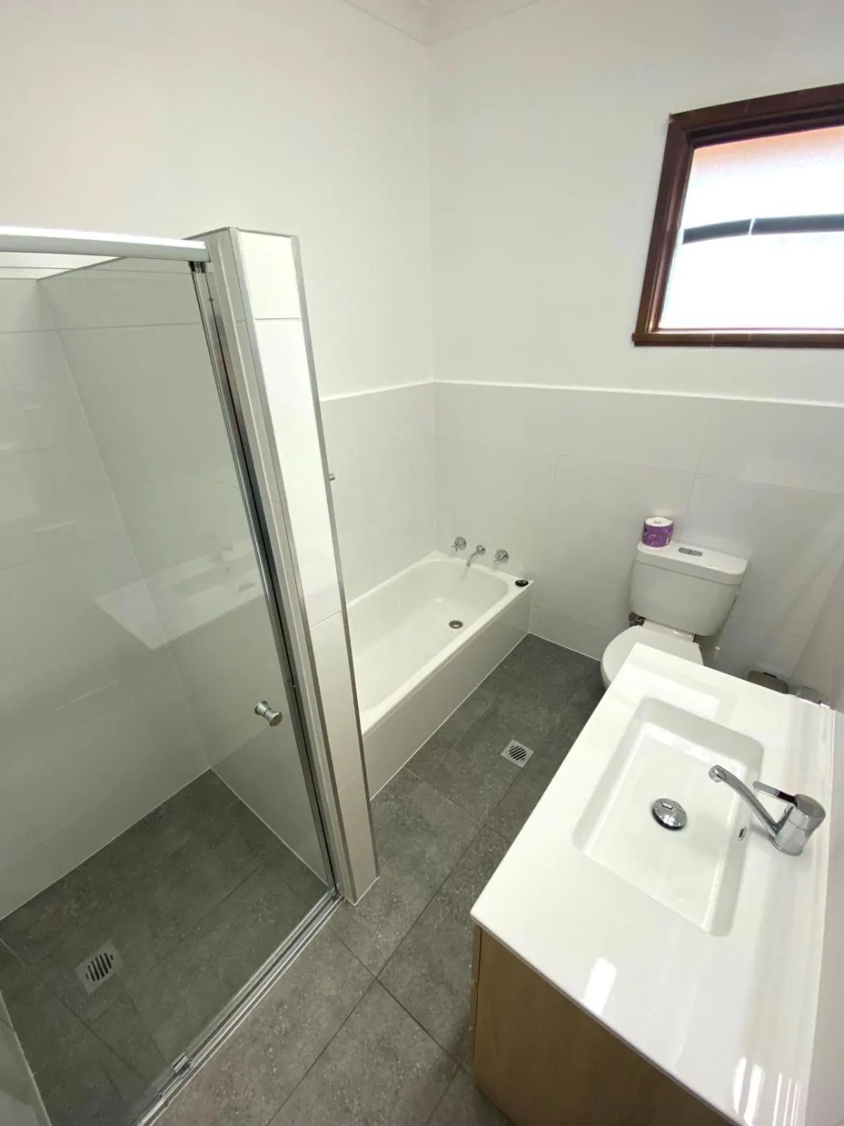 Shower in Bushman's Motor Inn