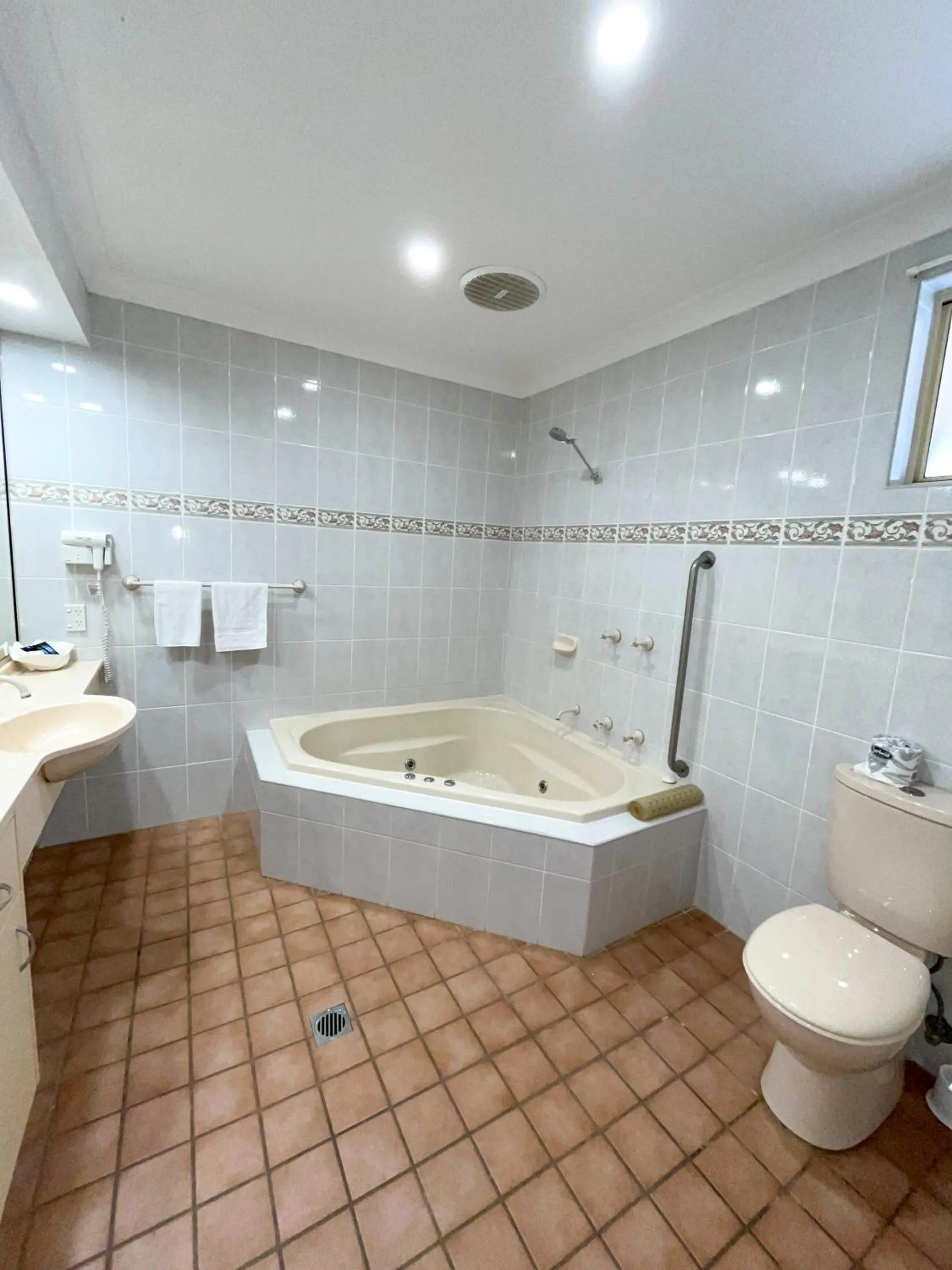 Spa and wellness centre/facilities in Bushman's Motor Inn