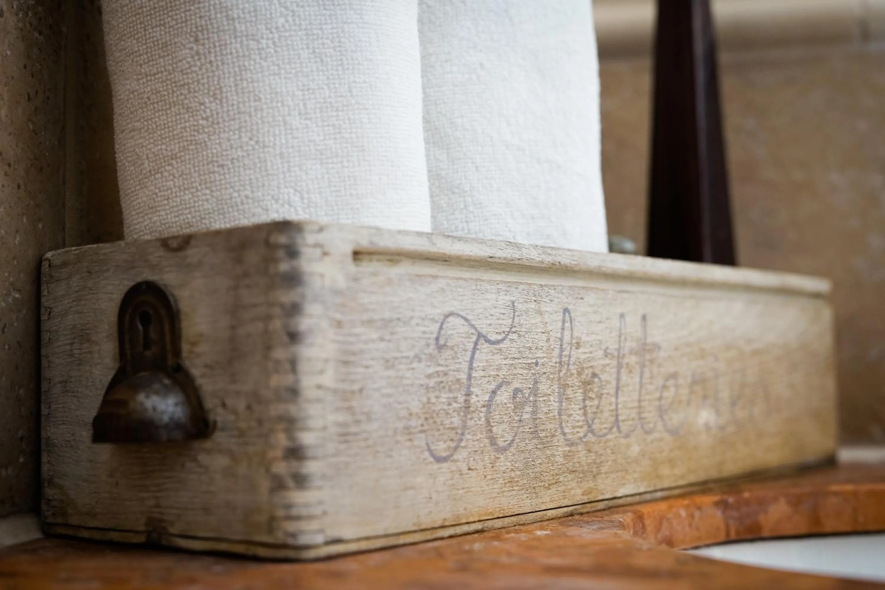 Text overlay in Nomad Hotel & Glamping