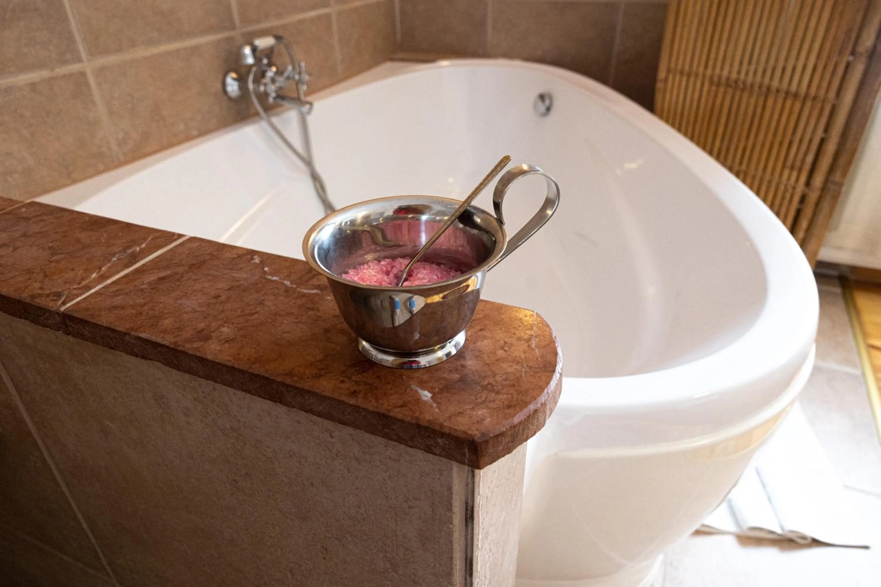 Bath in Nomad Hotel & Glamping