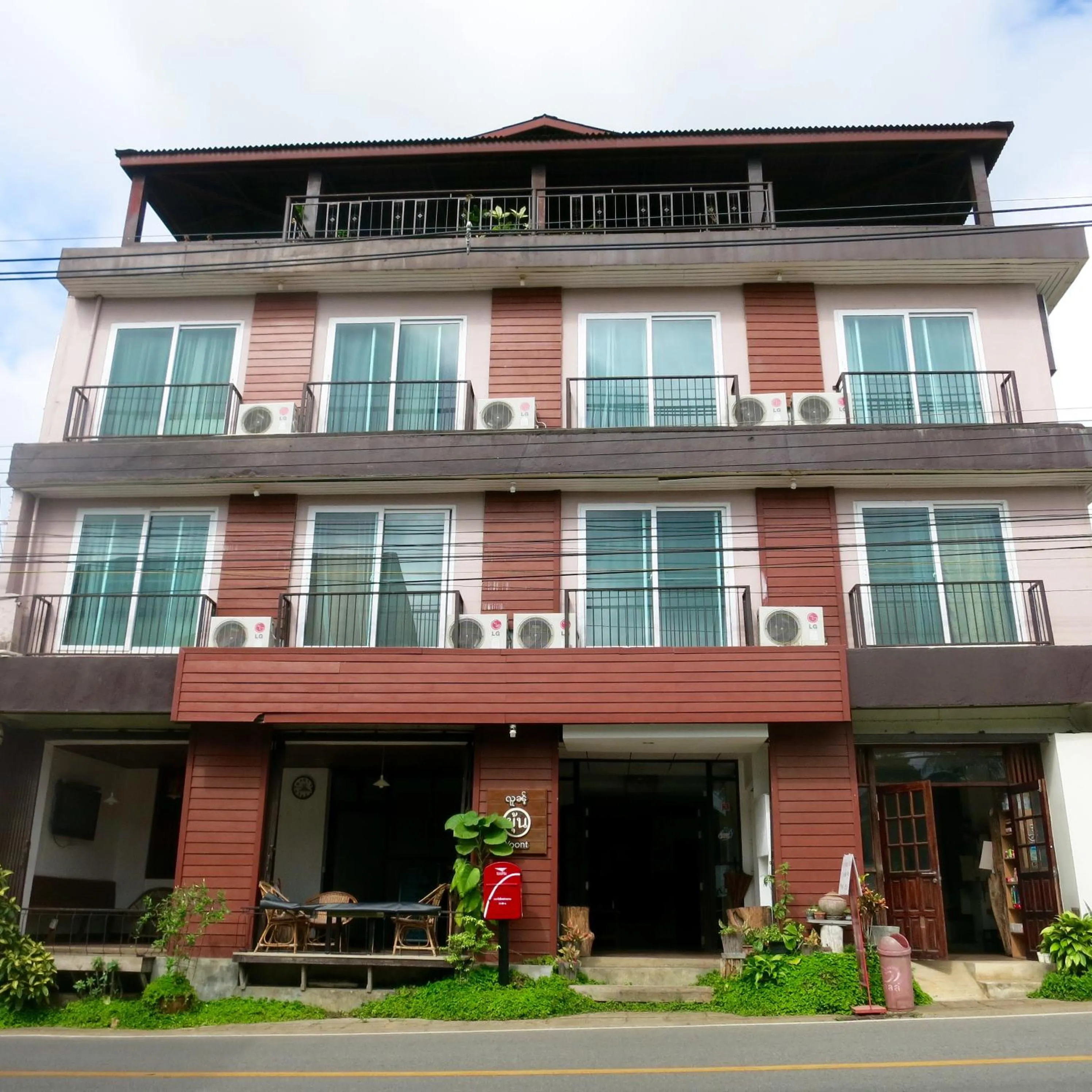 Facade/entrance in Yoont Hotel