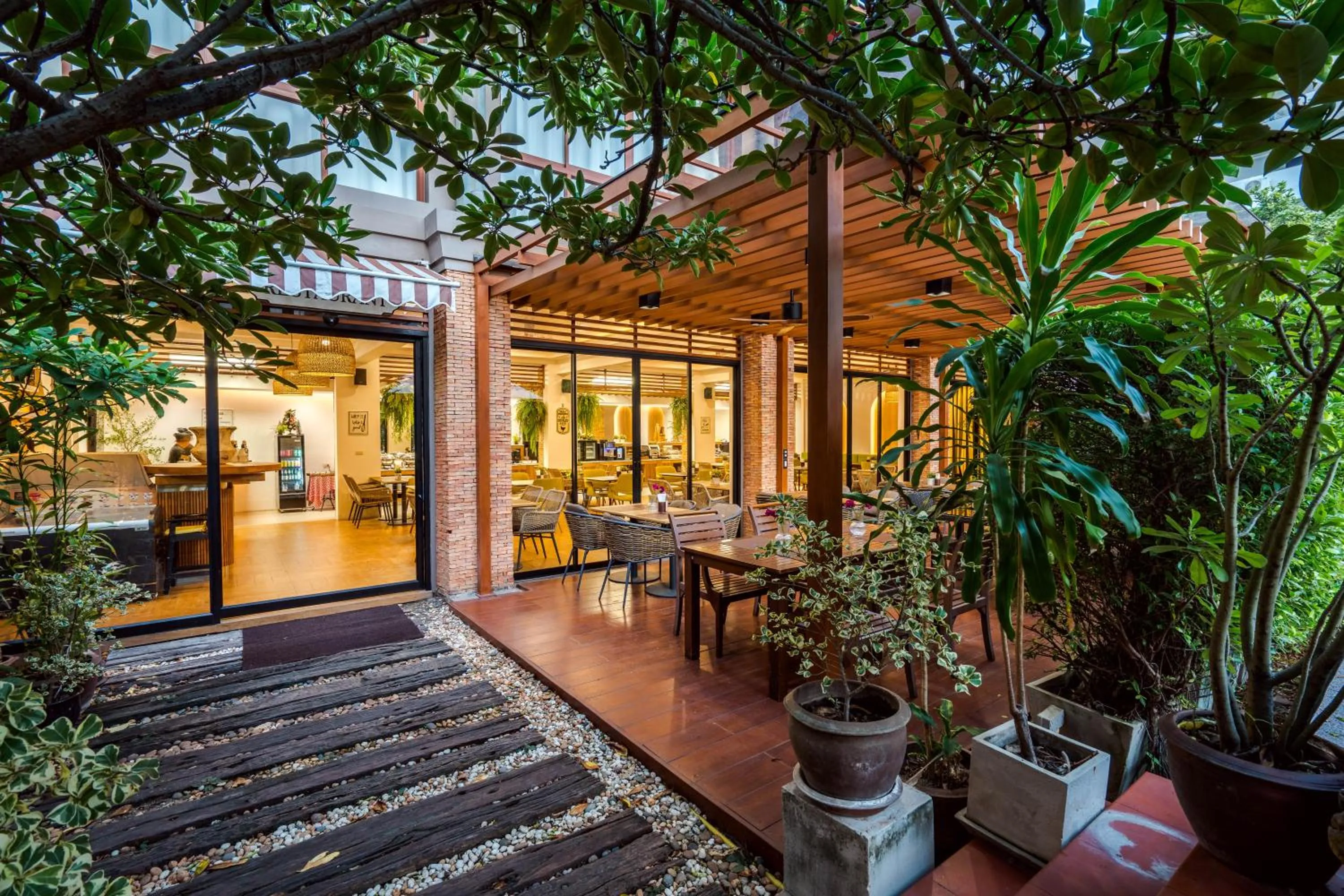 Restaurant/places to eat in Ayrest Hua Hin Hotel