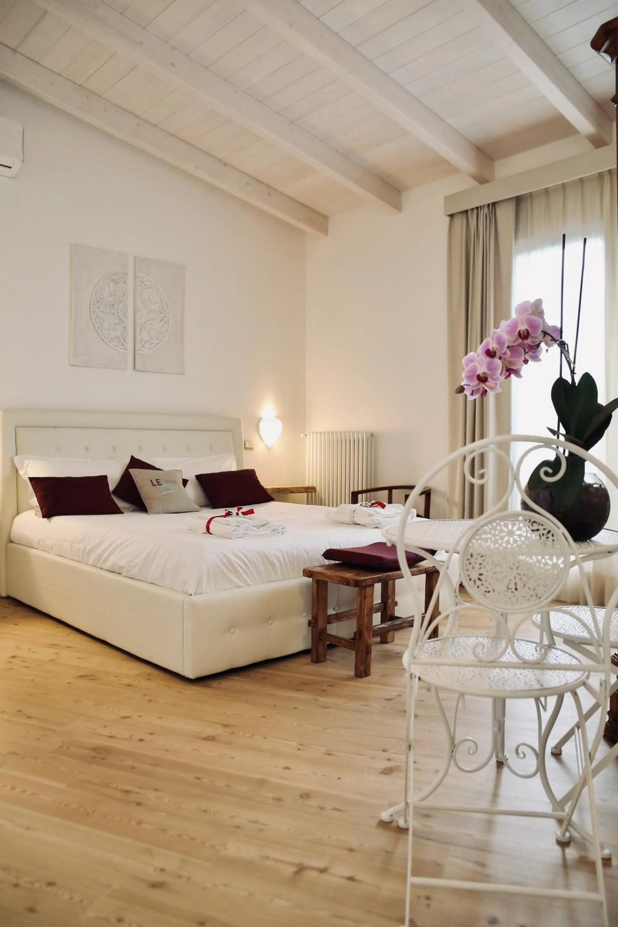 Property logo or sign, Bed in Le Home Rooms