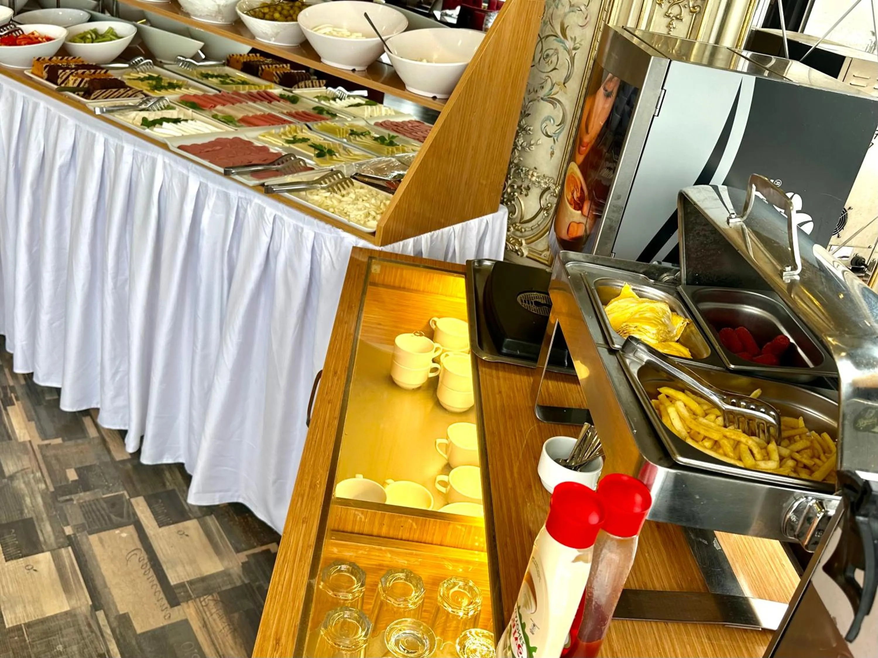 Food and drinks in Golden Sand Hotel