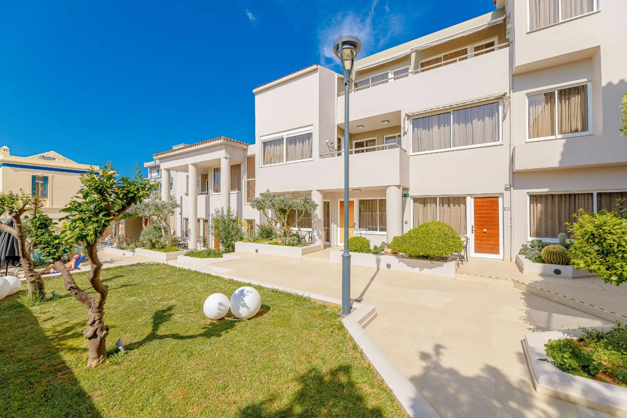 Property building in Creta Elena