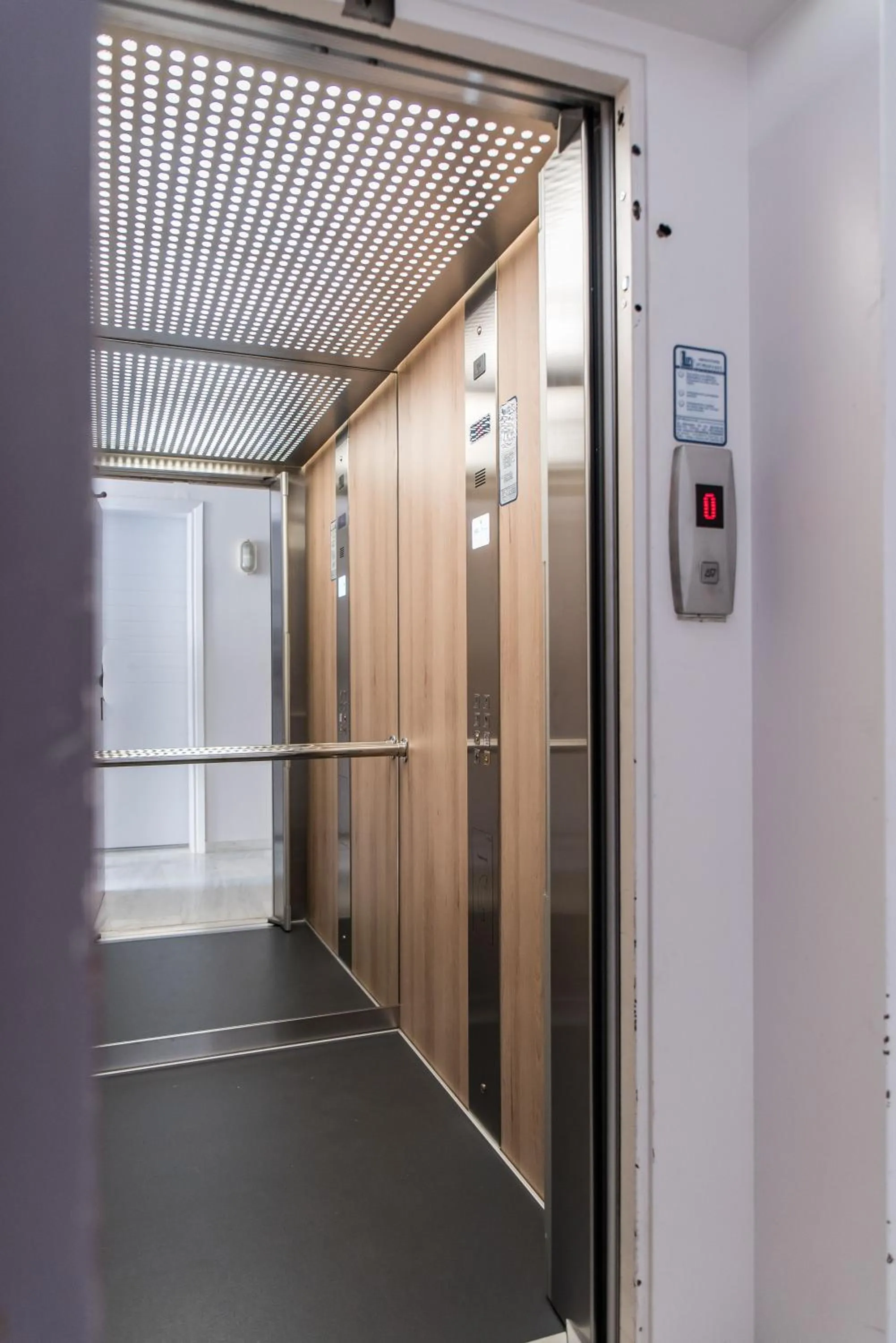 elevator in Creta Elena