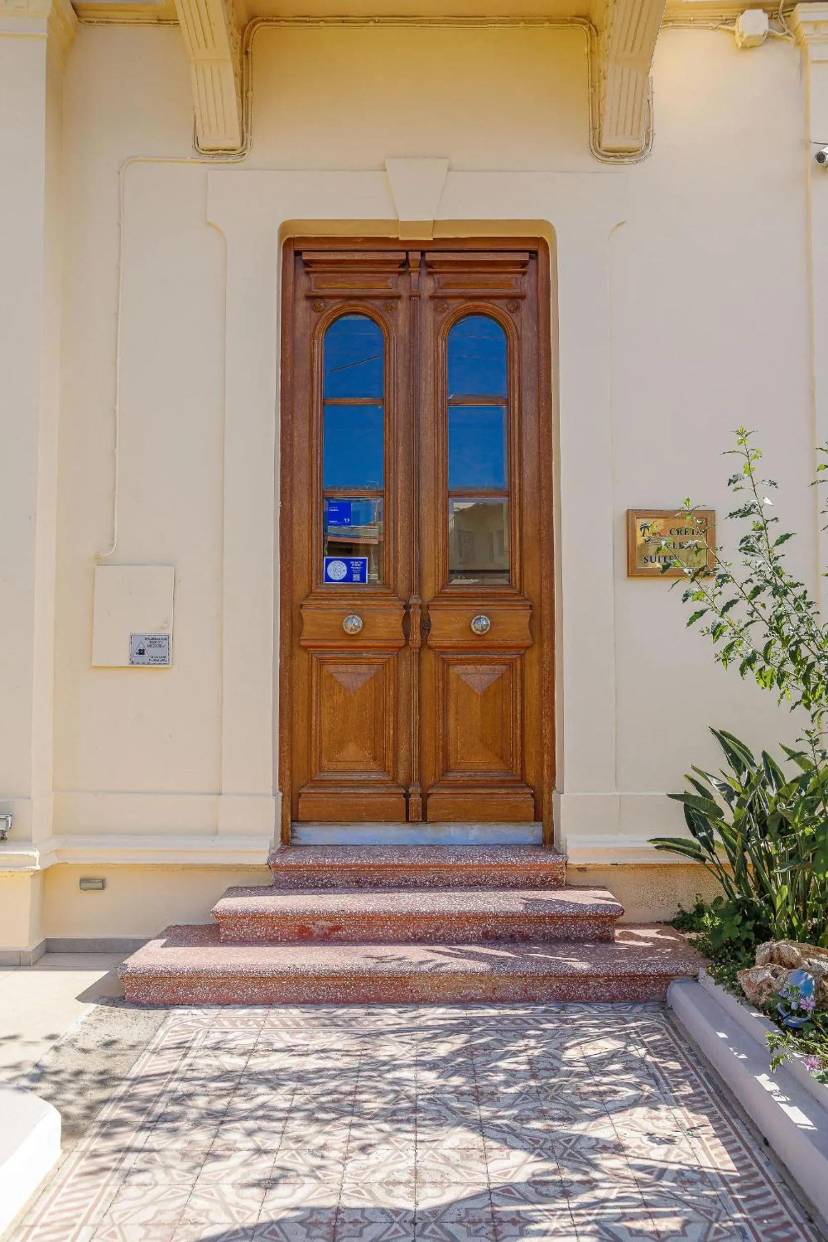 Facade/entrance in Creta Elena