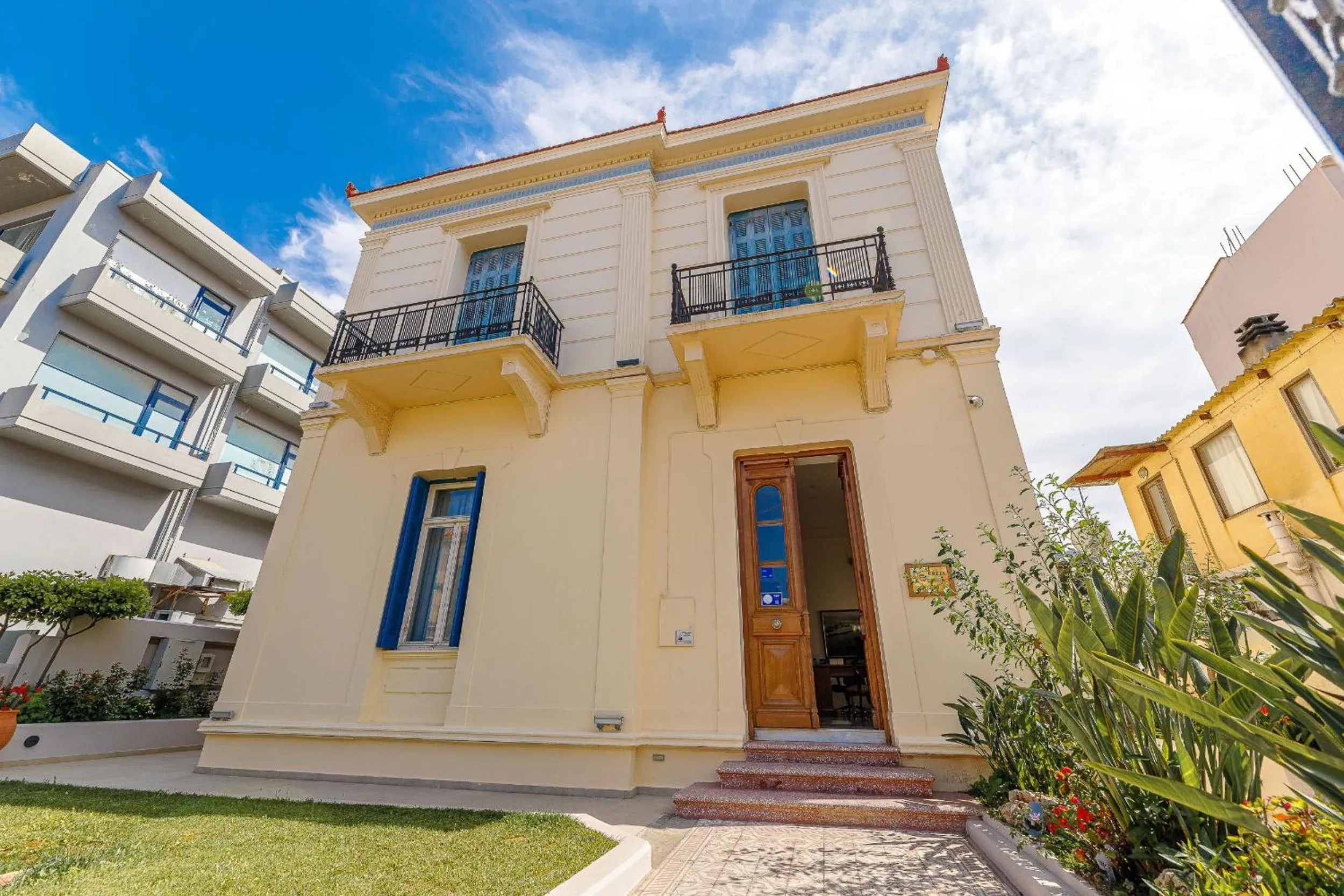 Property building in Creta Elena