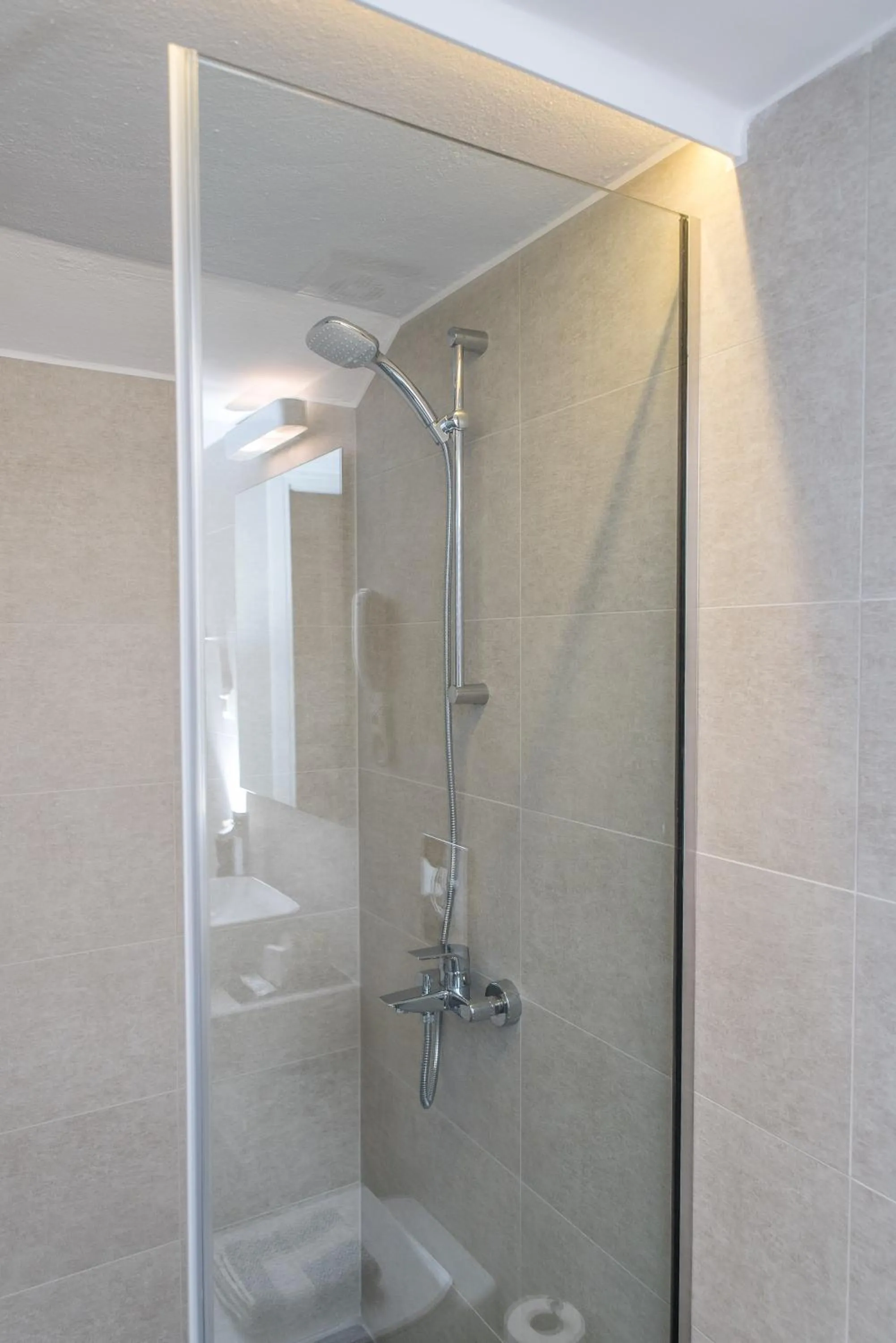 Shower in Creta Elena