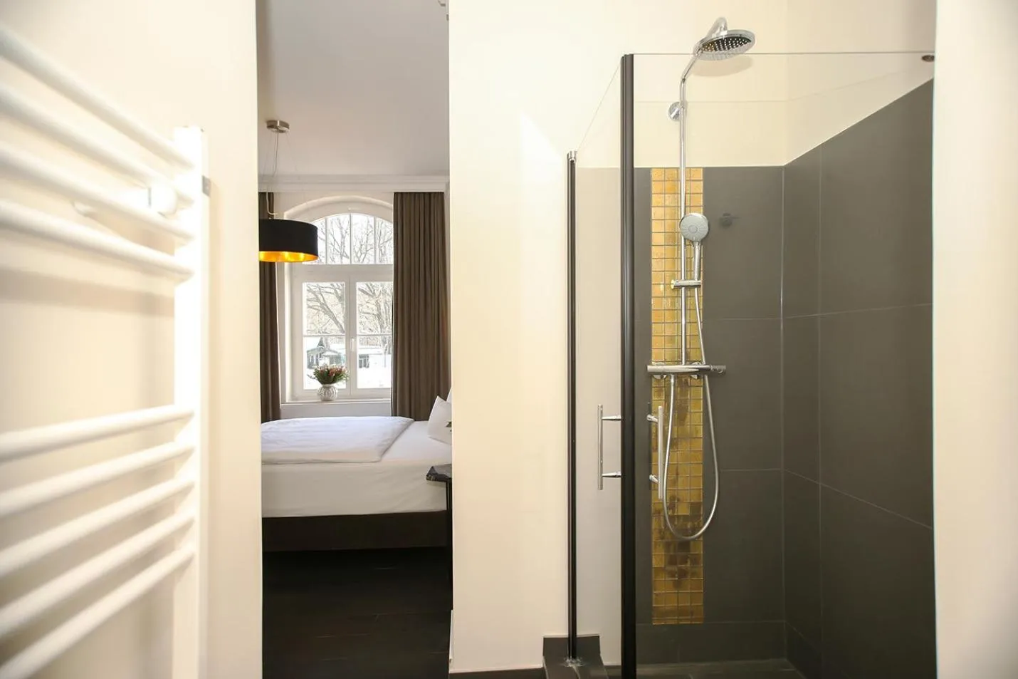 Shower, Bed in meergut HOTELS