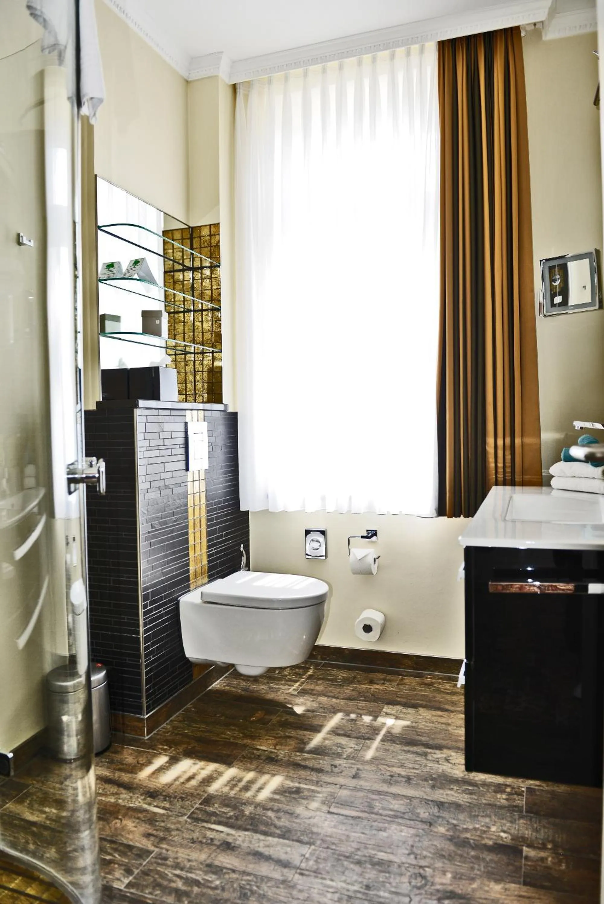 Toilet in meergut HOTELS