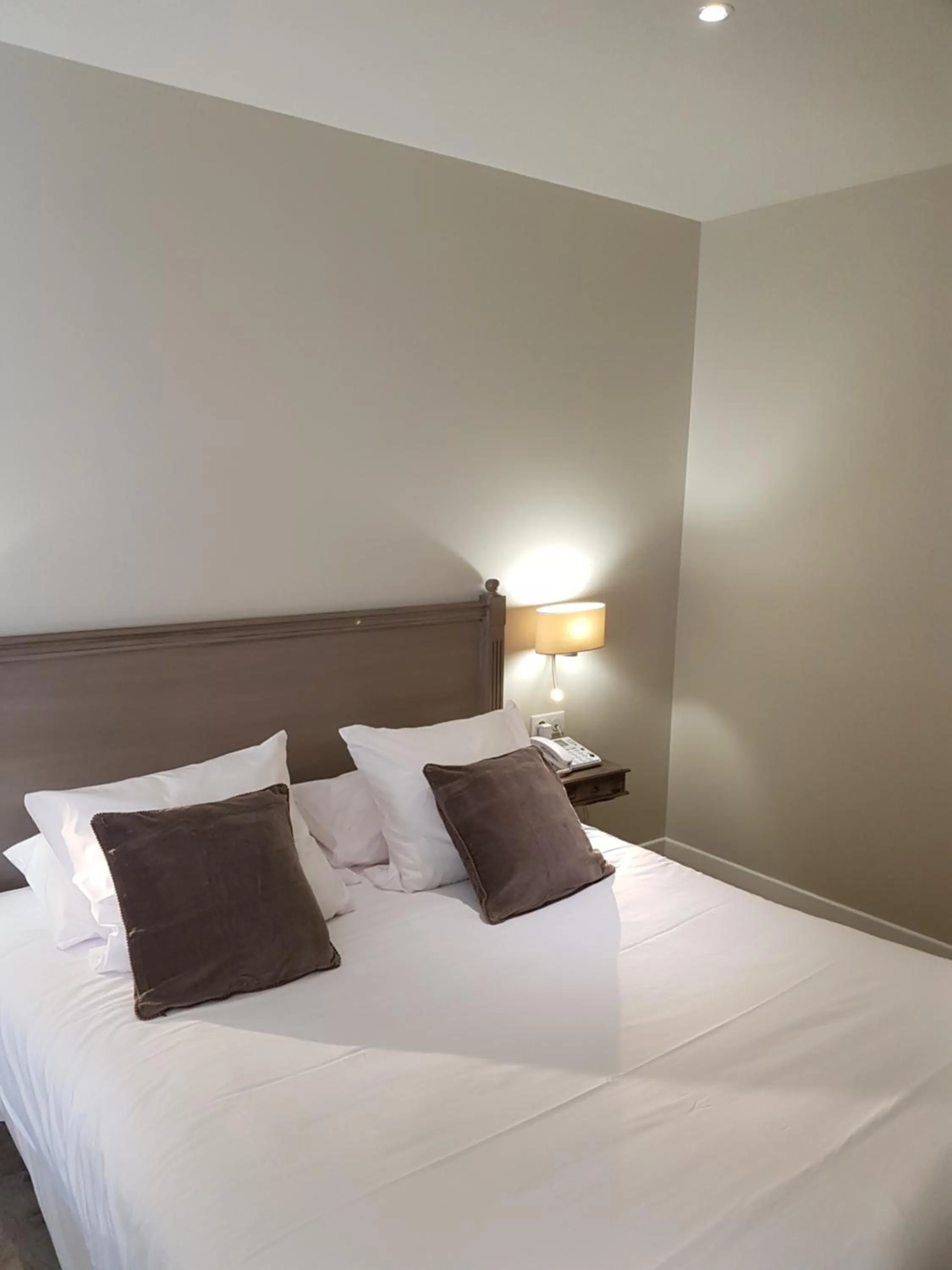 Decorative detail, Bed in Hôtel Au Bon Coin