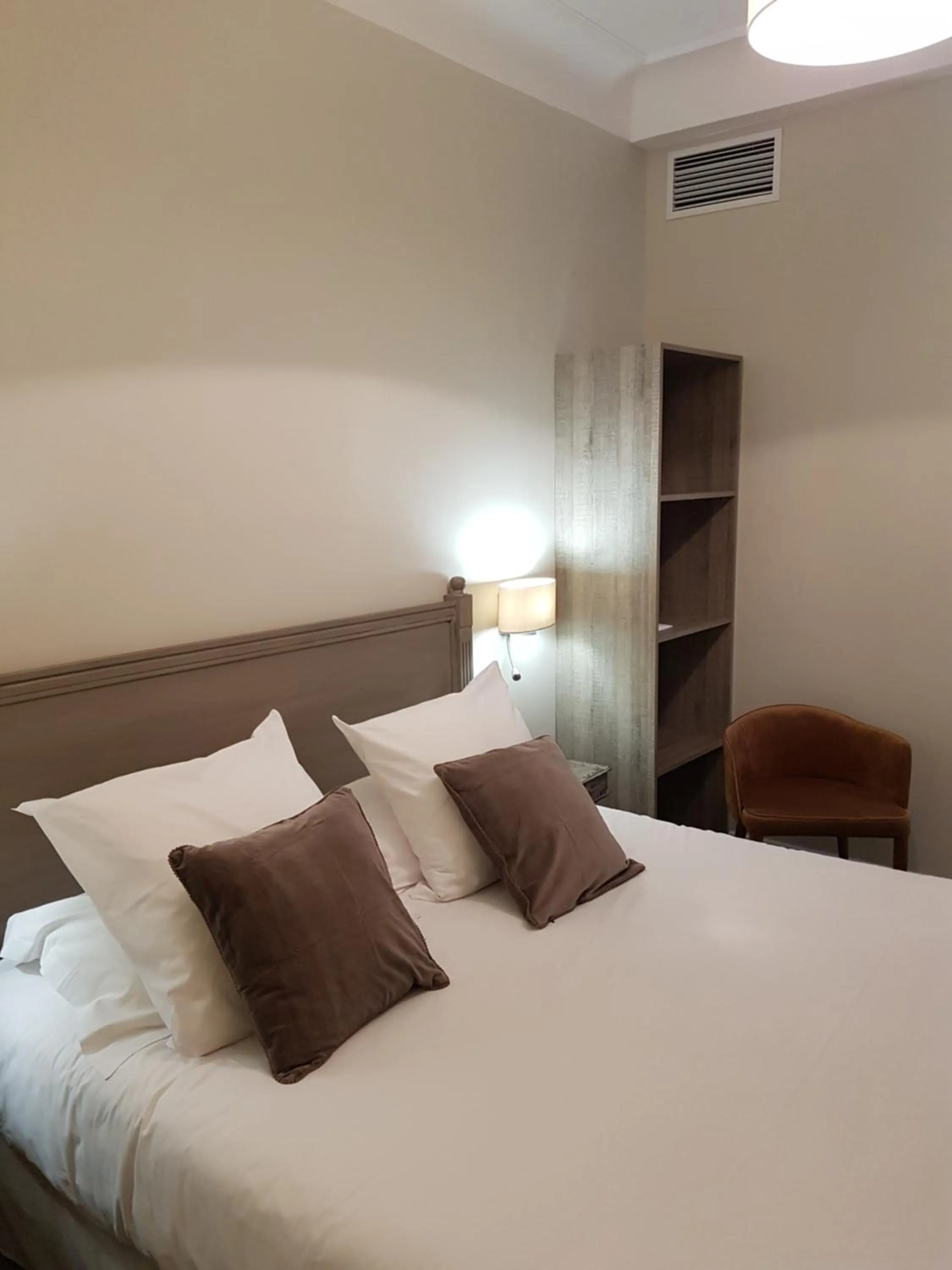 City view, Bed in Hôtel Au Bon Coin