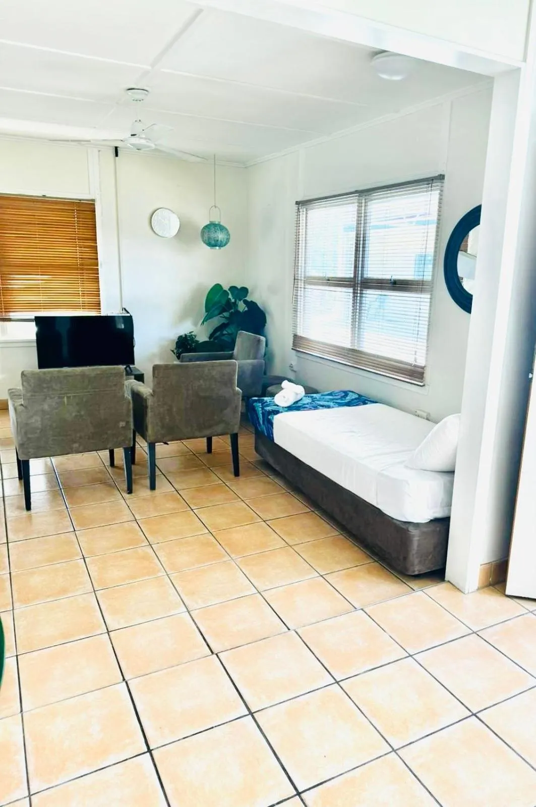 Living room, Bed in Motel Ingham