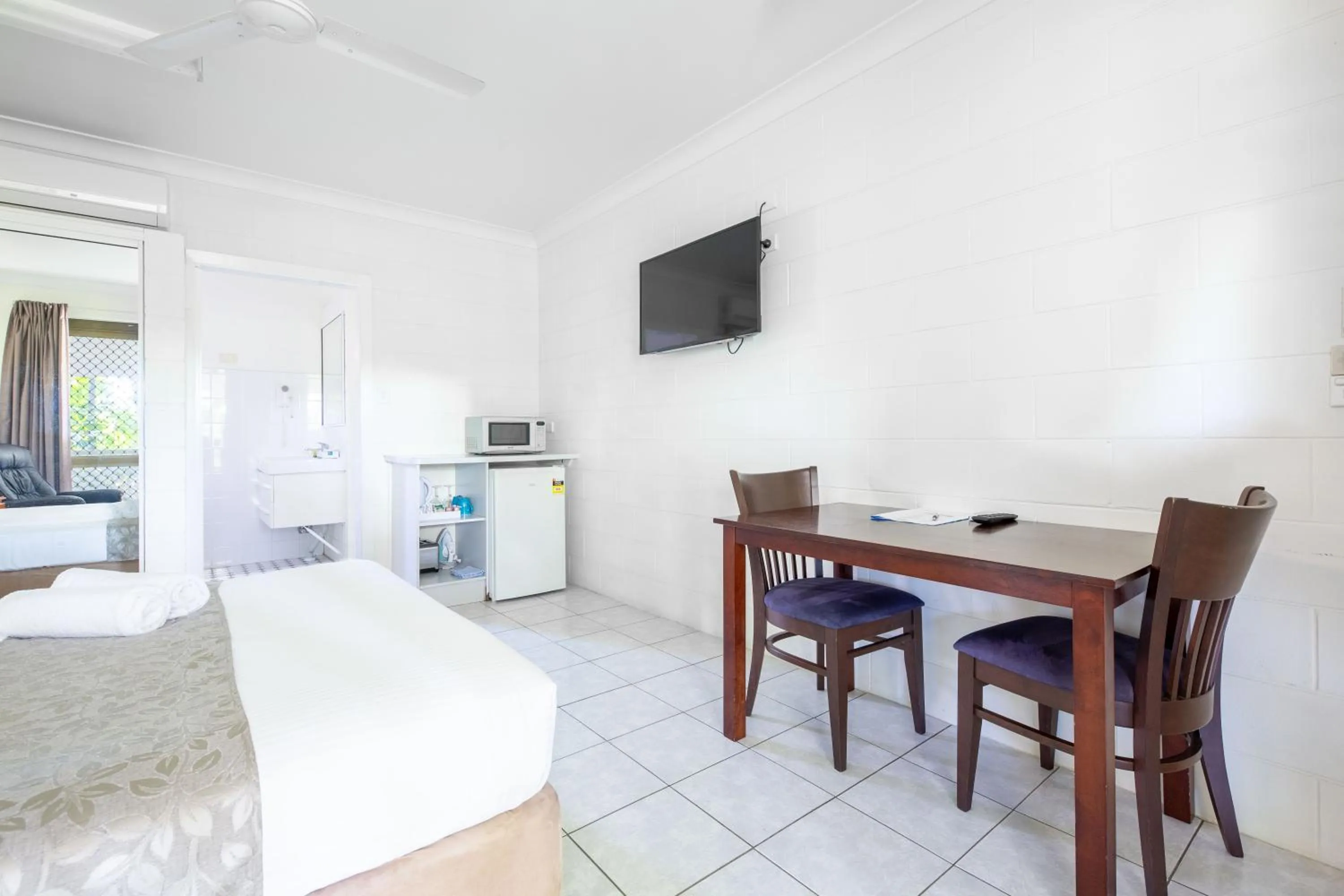 Photo of the whole room, Bed in Motel Ingham