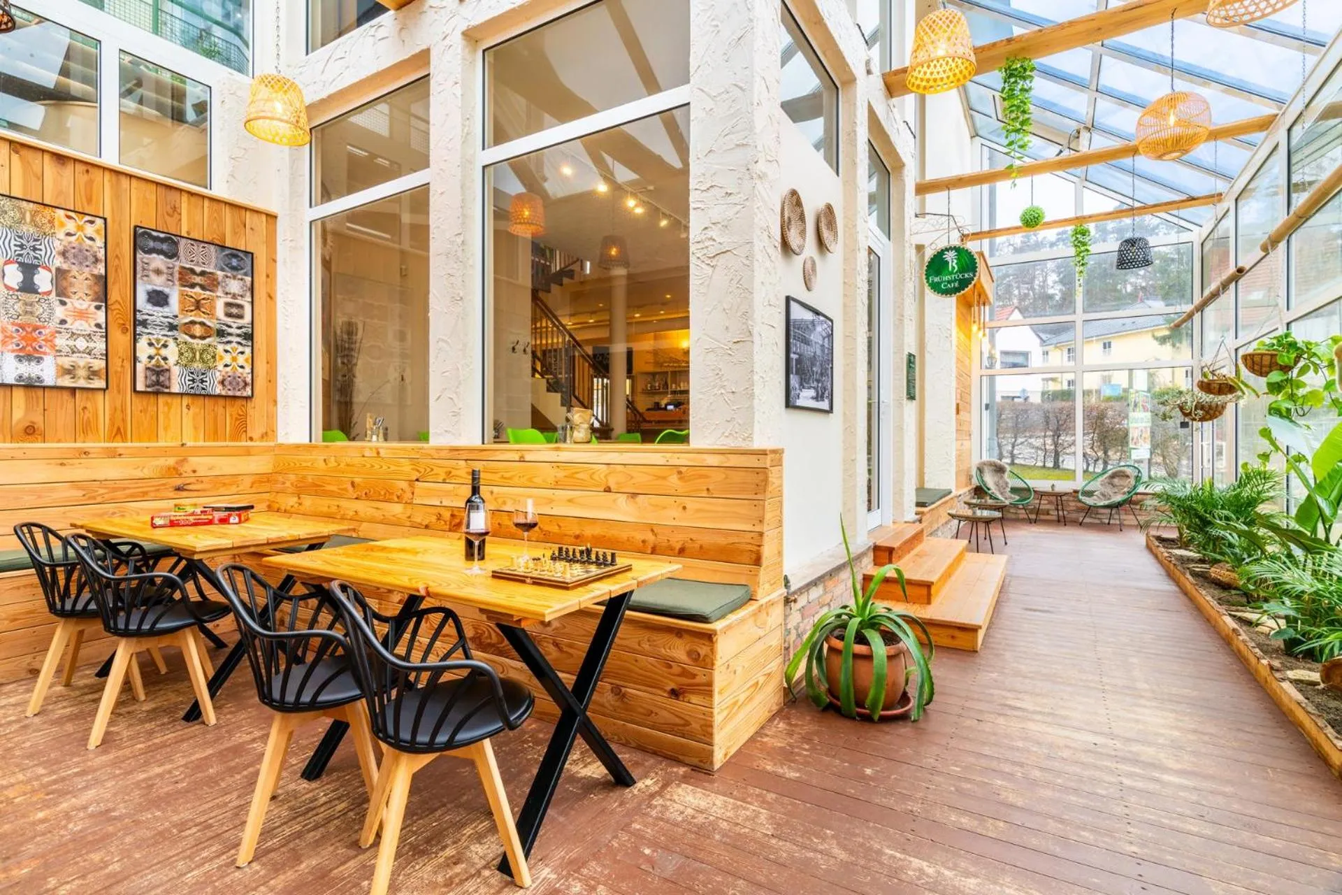 Communal lounge/ TV room in Aparthotel Tropenhaus Bansin