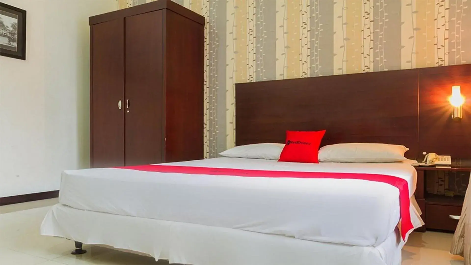 Double Room in RedDoorz @ Cikutra 3 Double Room in RedDoorz @ Cikutra 3