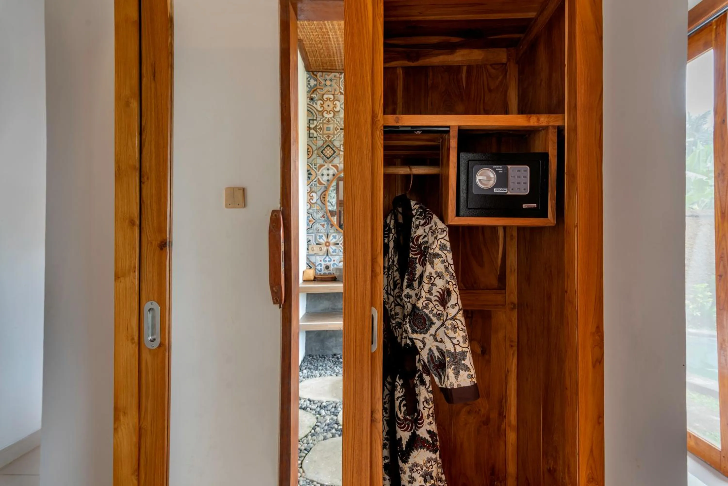 wardrobe in The Alus Cottage and Villa