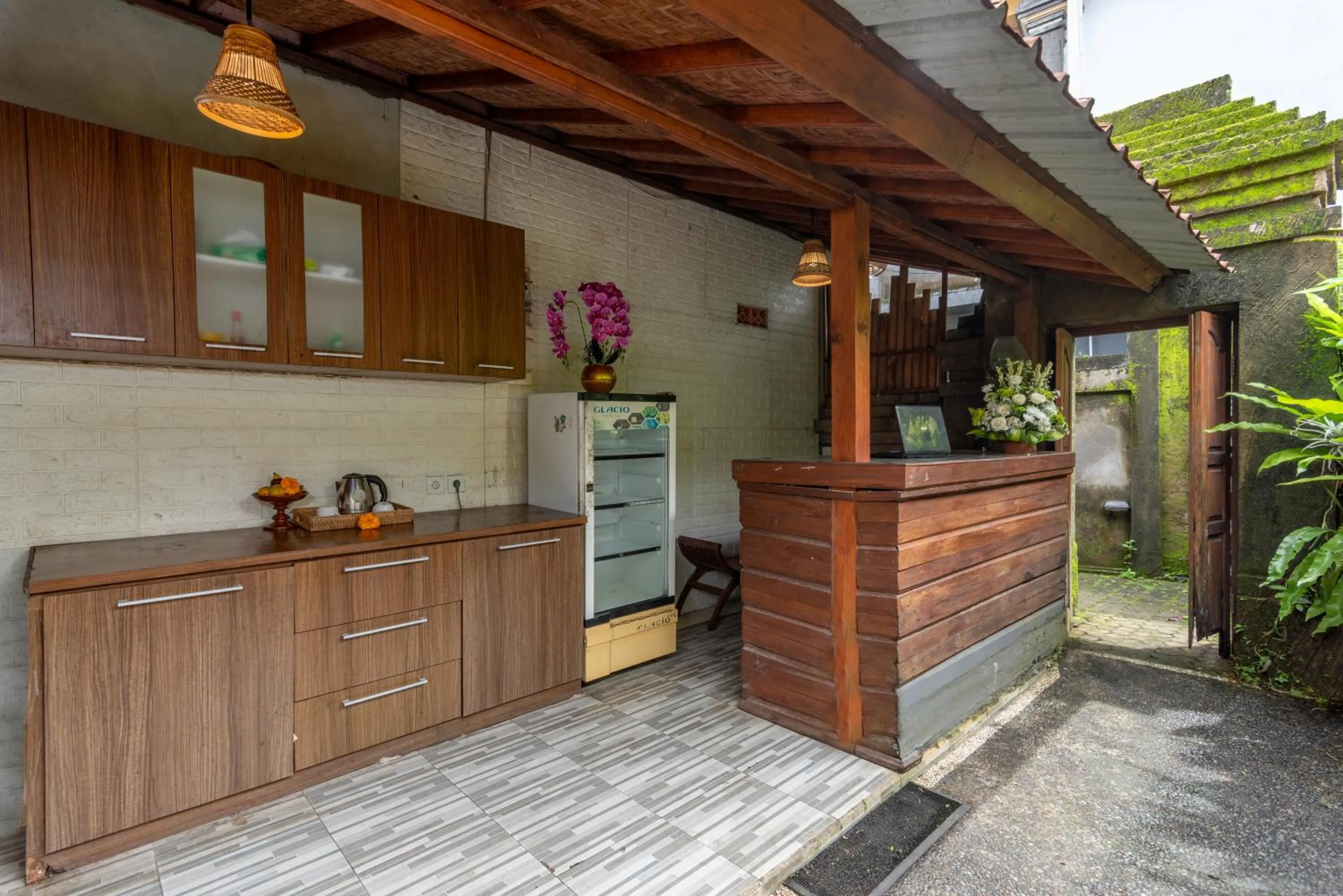 Kitchen or kitchenette in The Alus Cottage and Villa