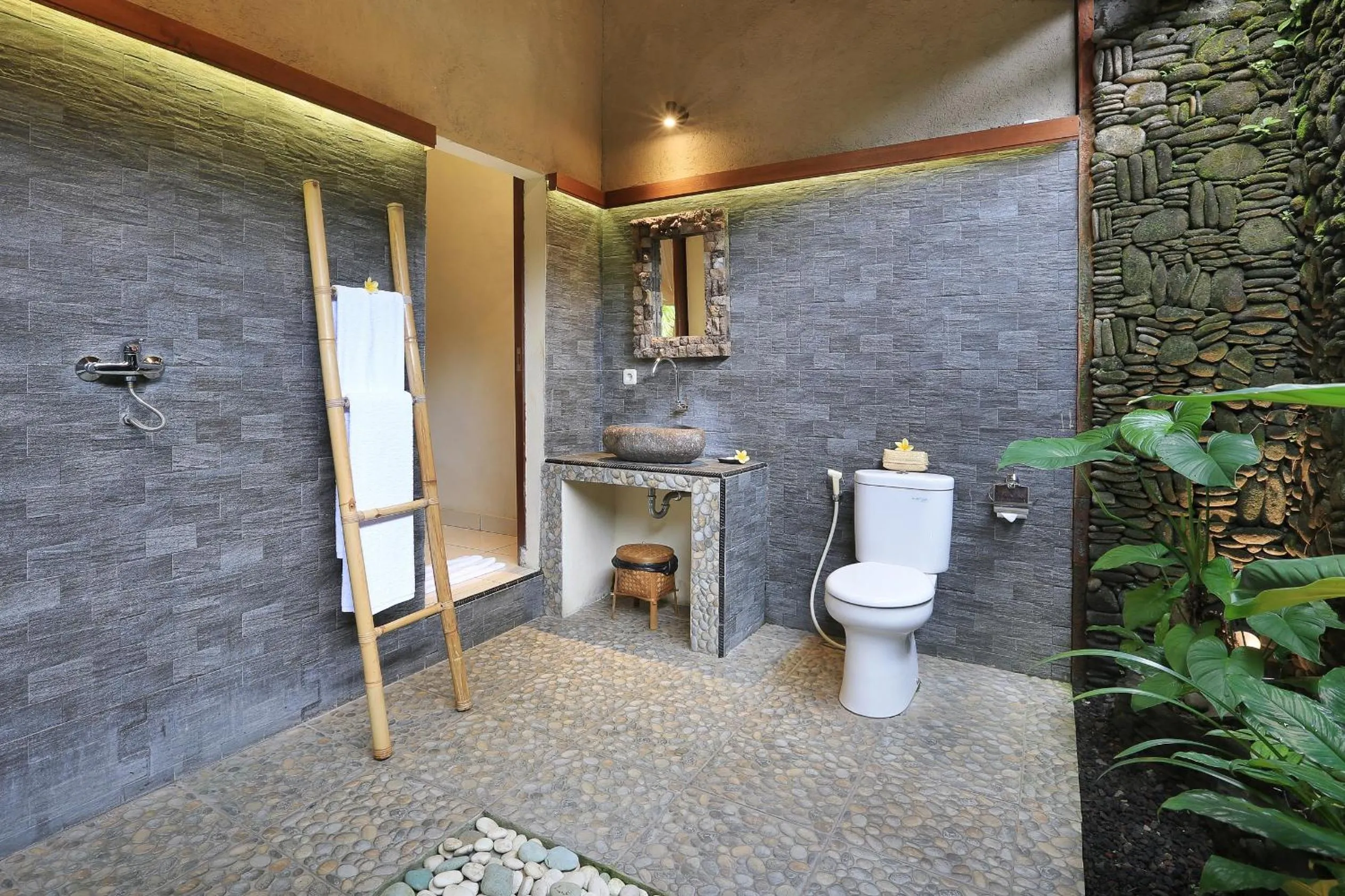Bathroom in The Alus Cottage and Villa