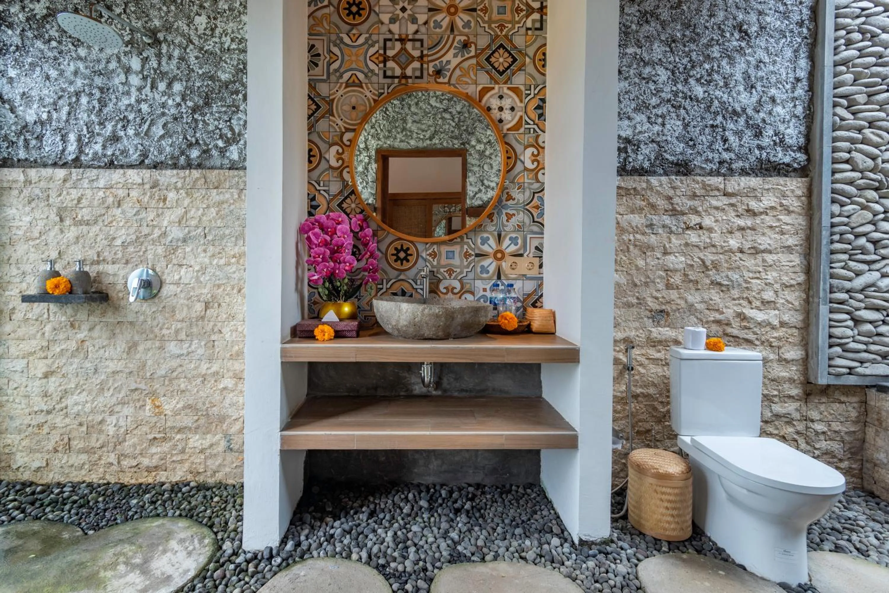 Toilet in The Alus Cottage and Villa