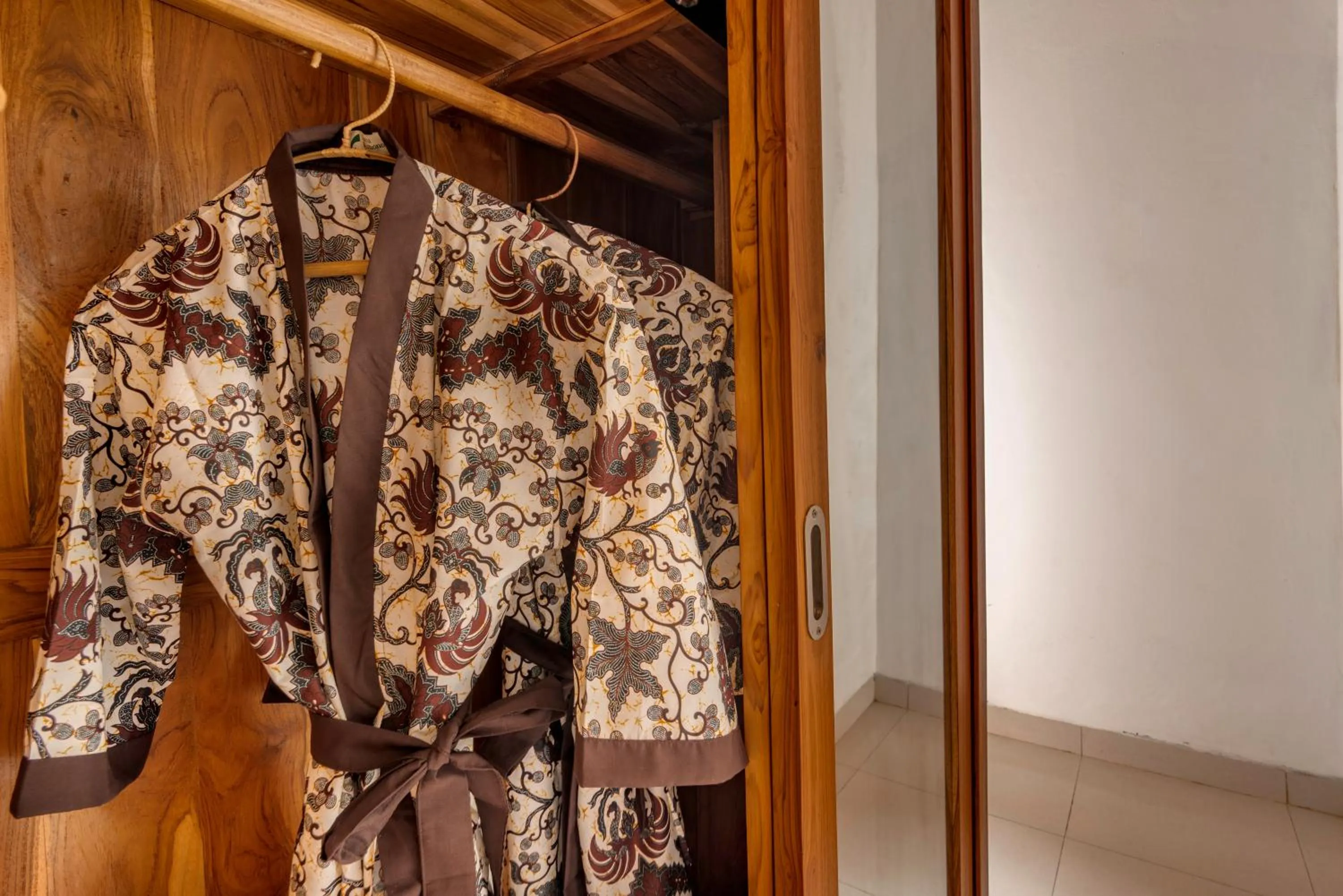 wardrobe in The Alus Cottage and Villa