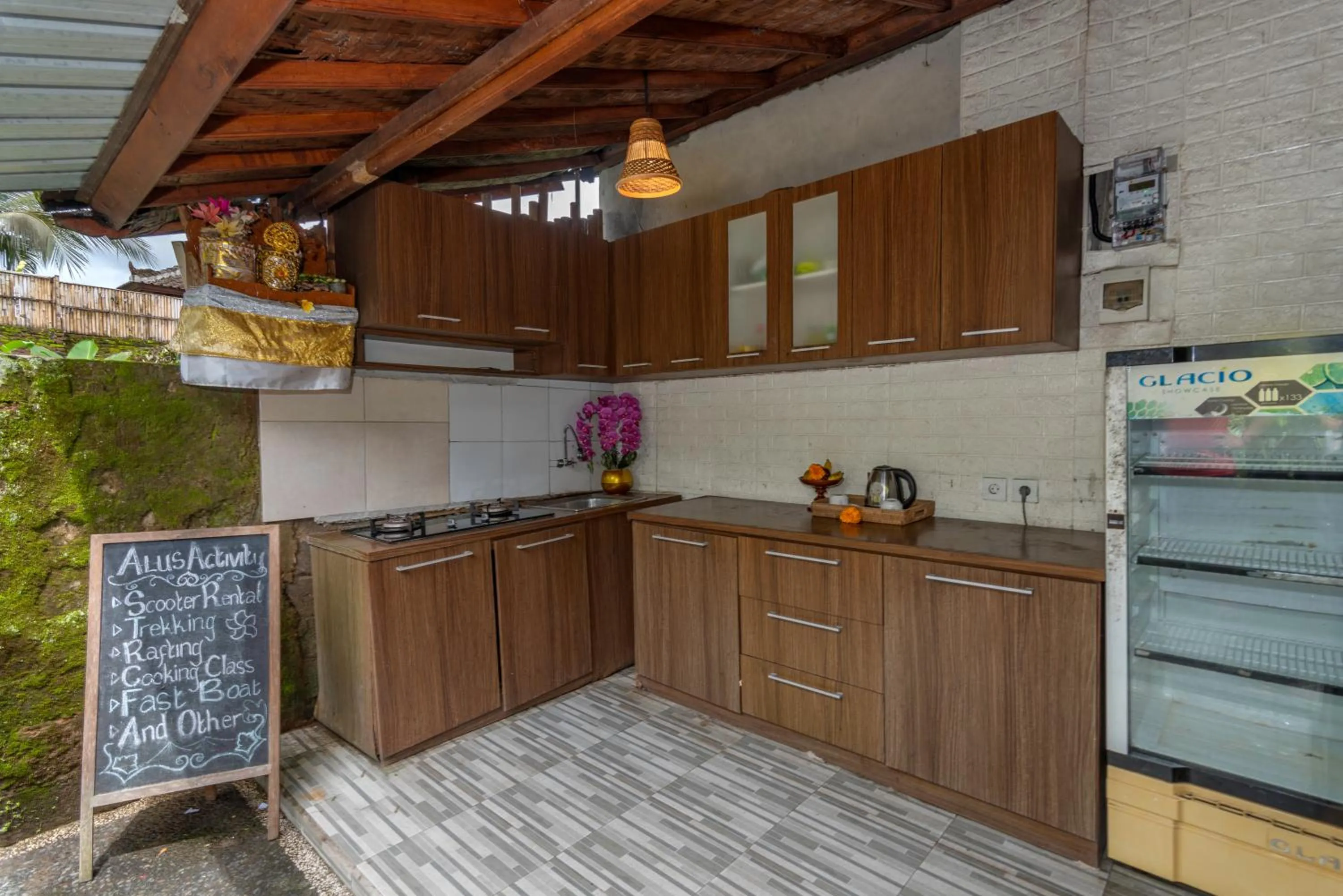 Kitchen or kitchenette in The Alus Cottage and Villa