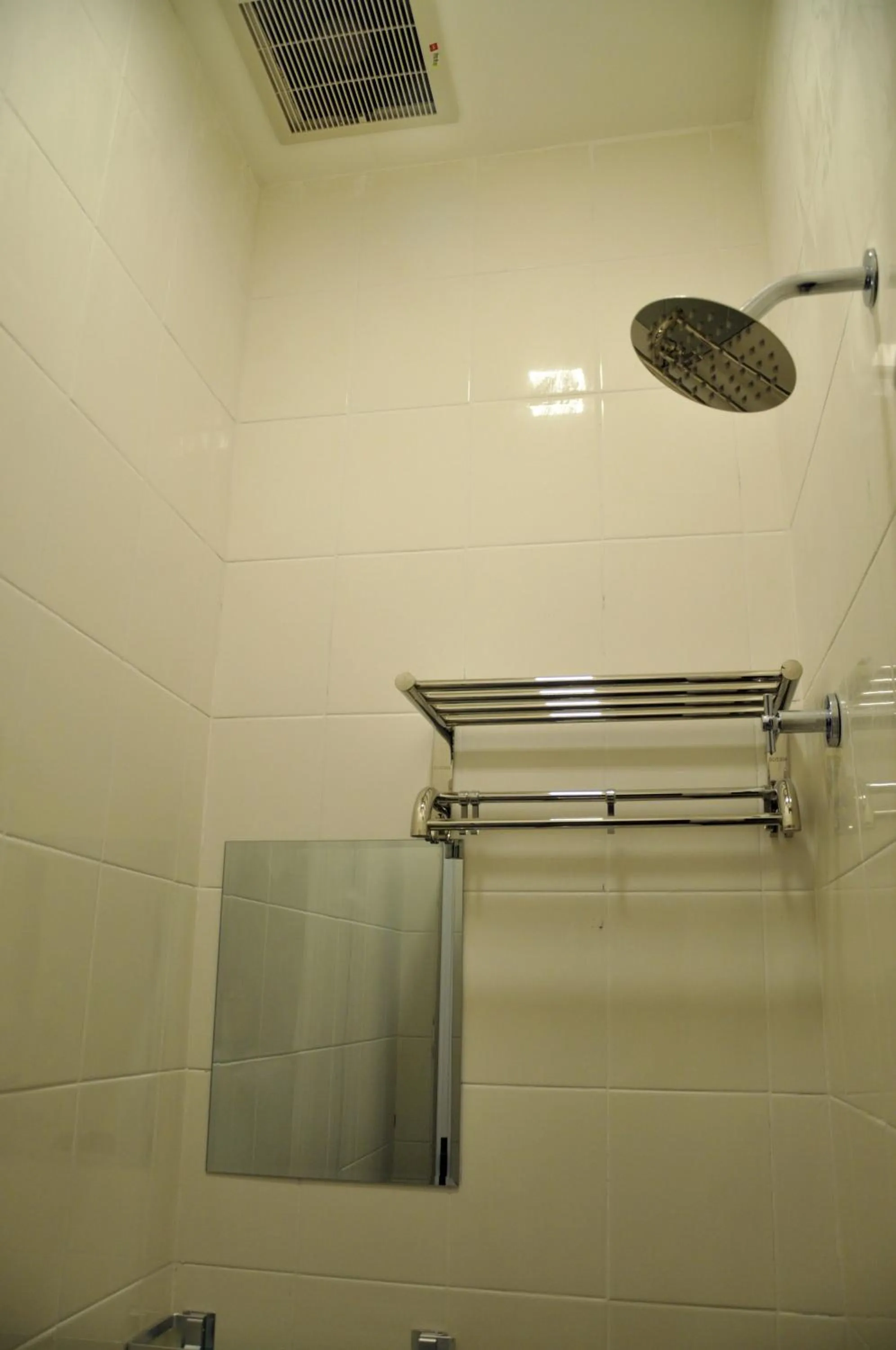 Shower in Tas 96 Inn