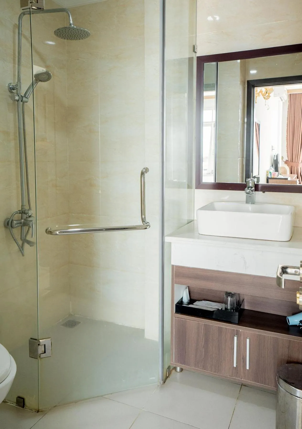 Shower in Dat Anh Hotel