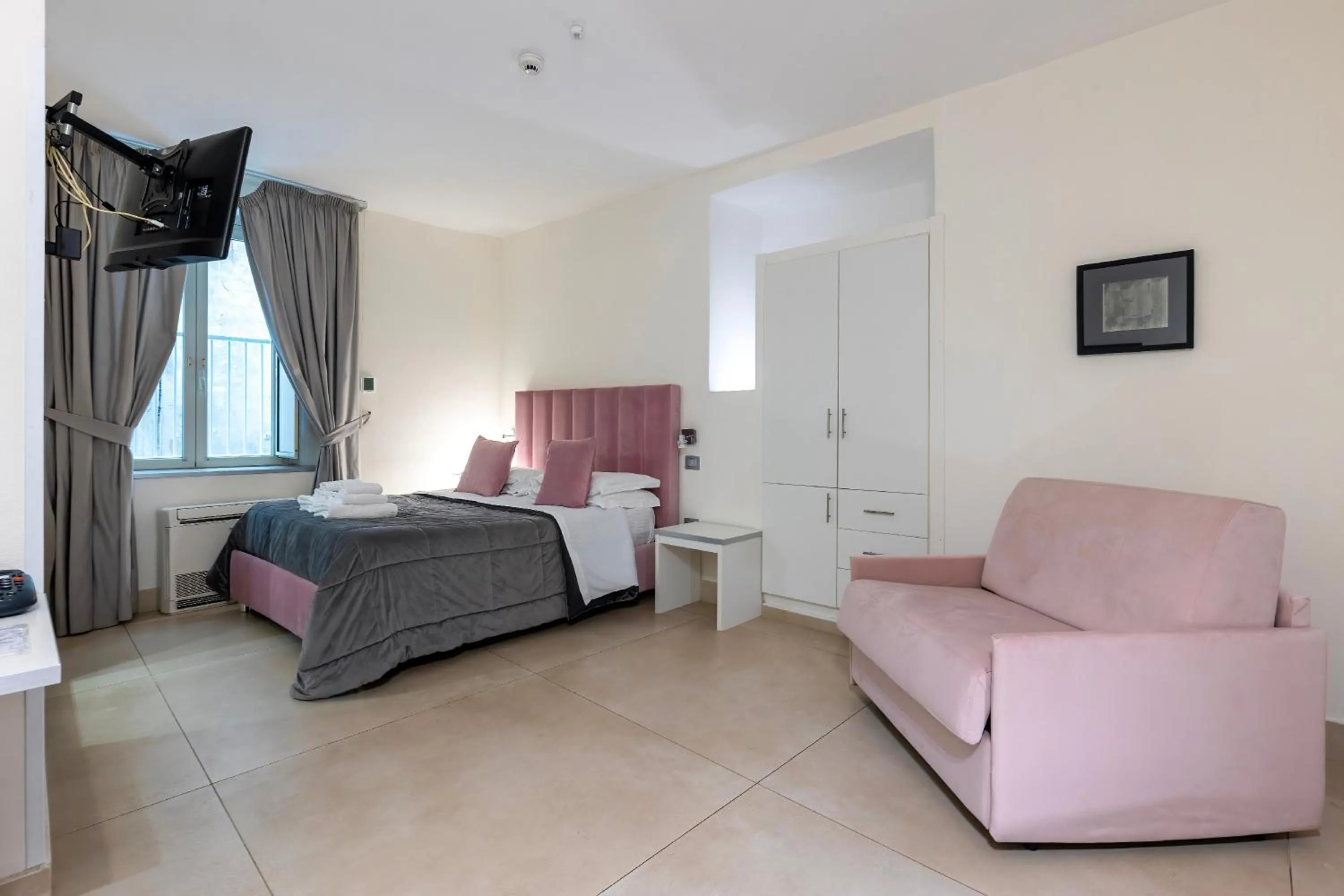 Photo of the whole room, Bed in Il Tesoro Smart Suite & SPA