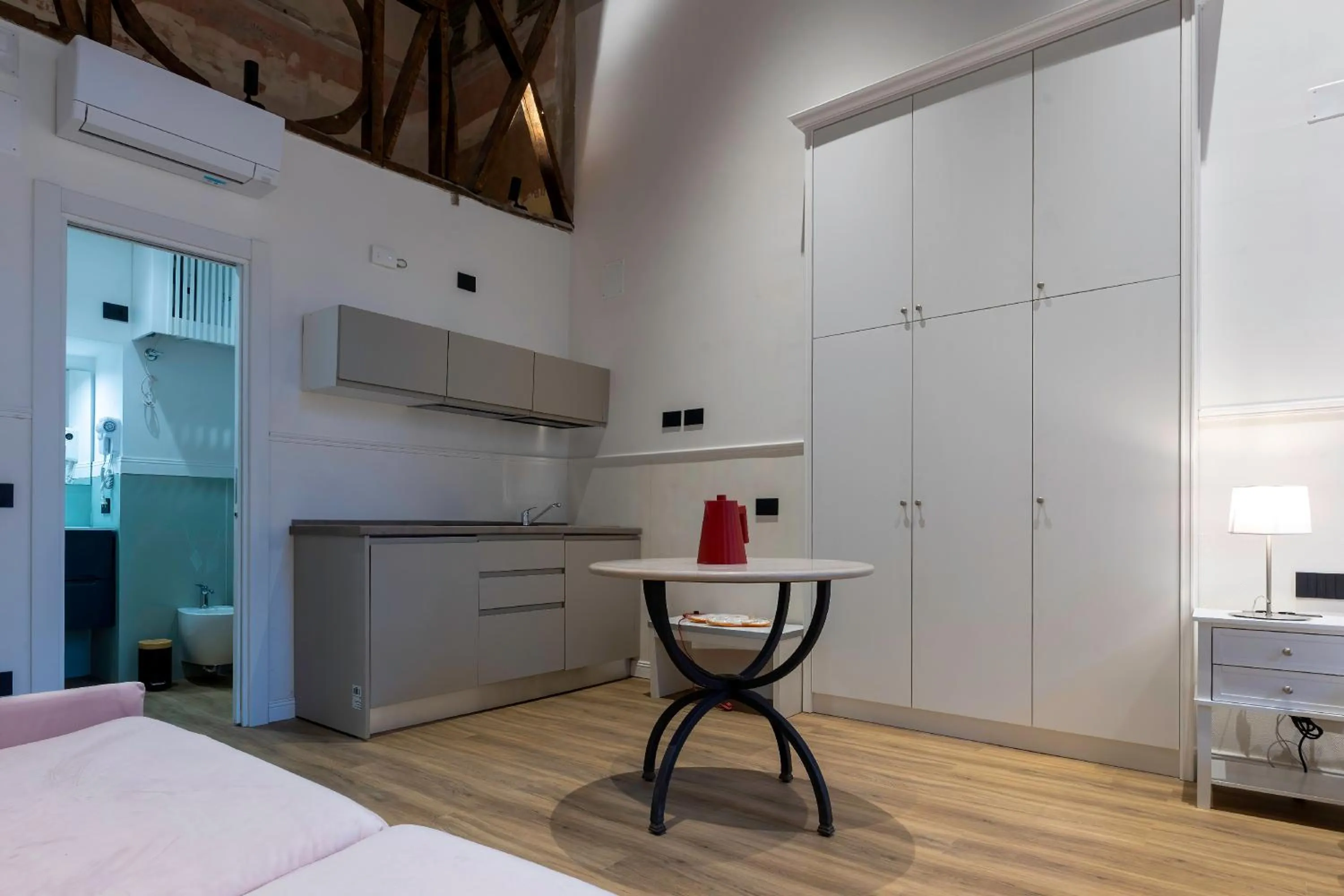 Photo of the whole room, Bed in Il Tesoro Smart Suite & SPA