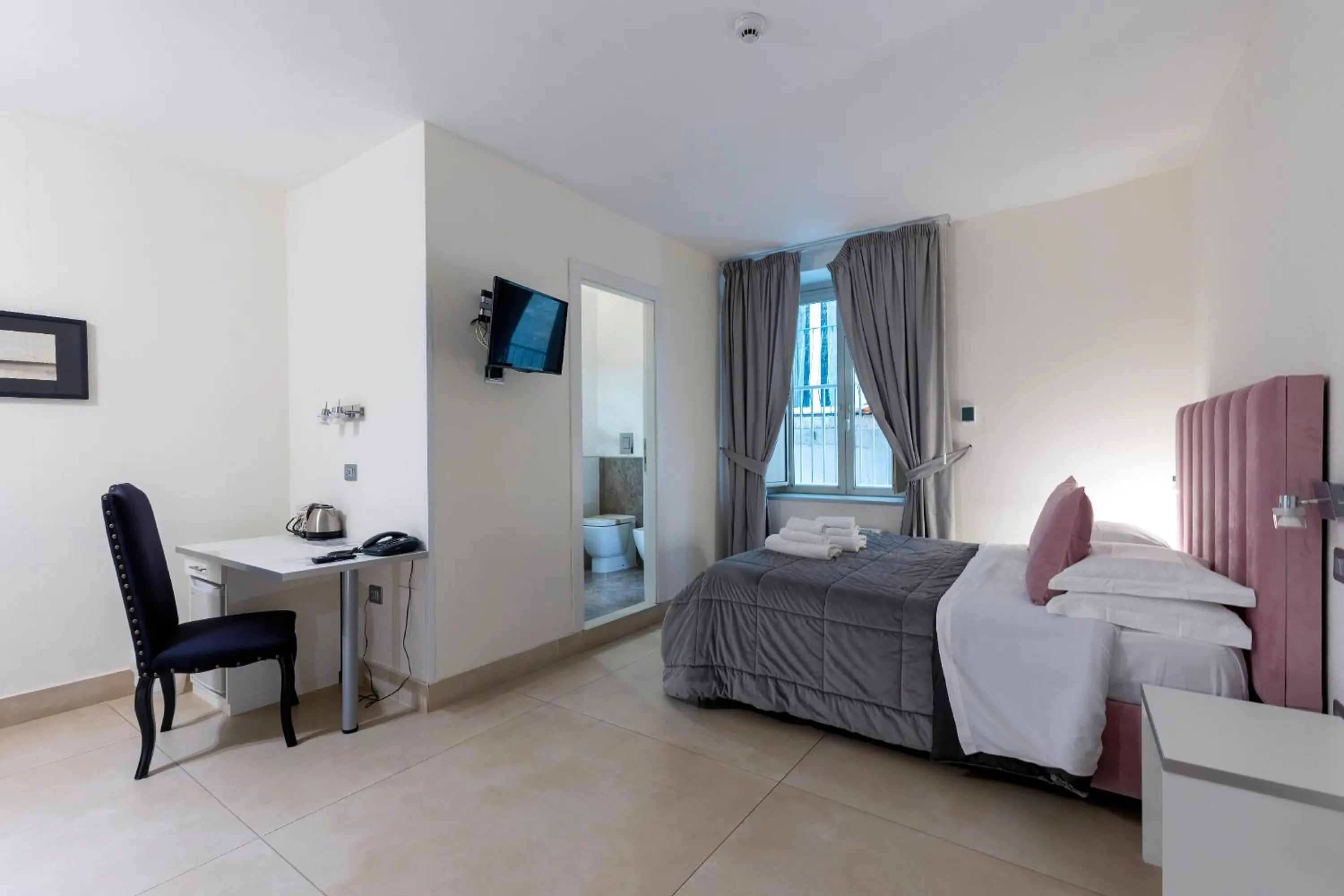 Photo of the whole room, Bed in Il Tesoro Smart Suite & SPA