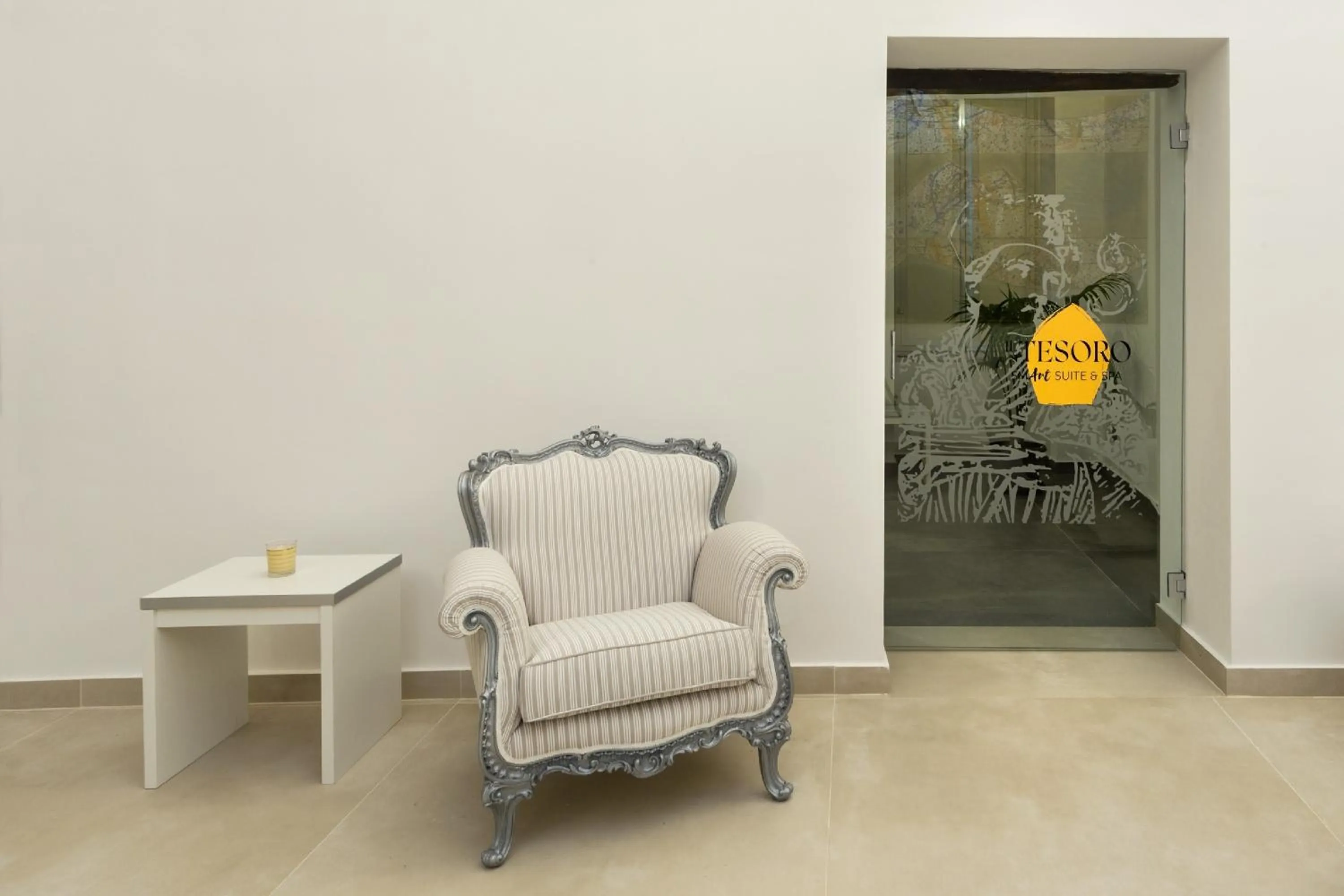 Lobby or reception in Il Tesoro Smart Suite & SPA