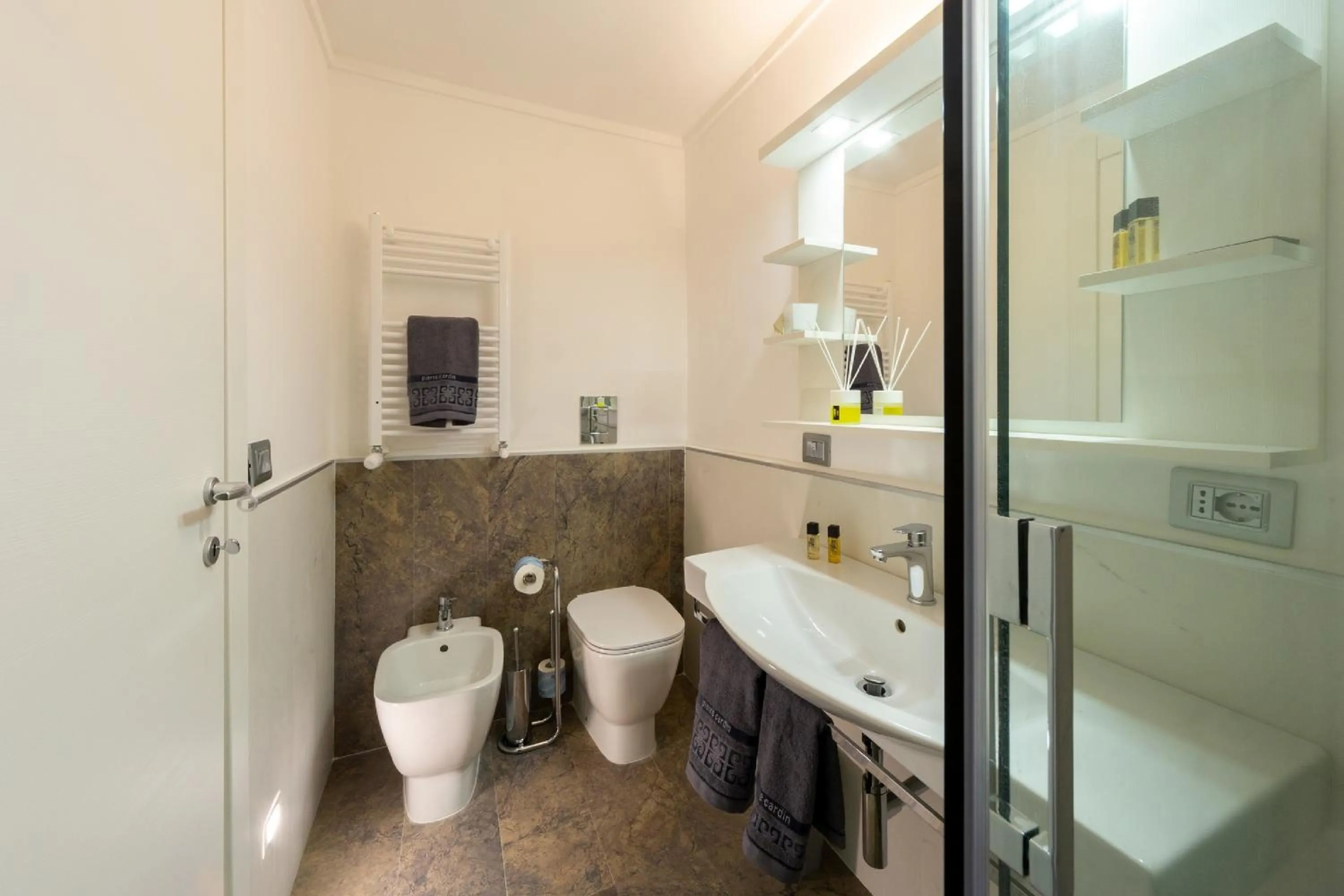 Toilet in Il Tesoro Smart Suite & SPA