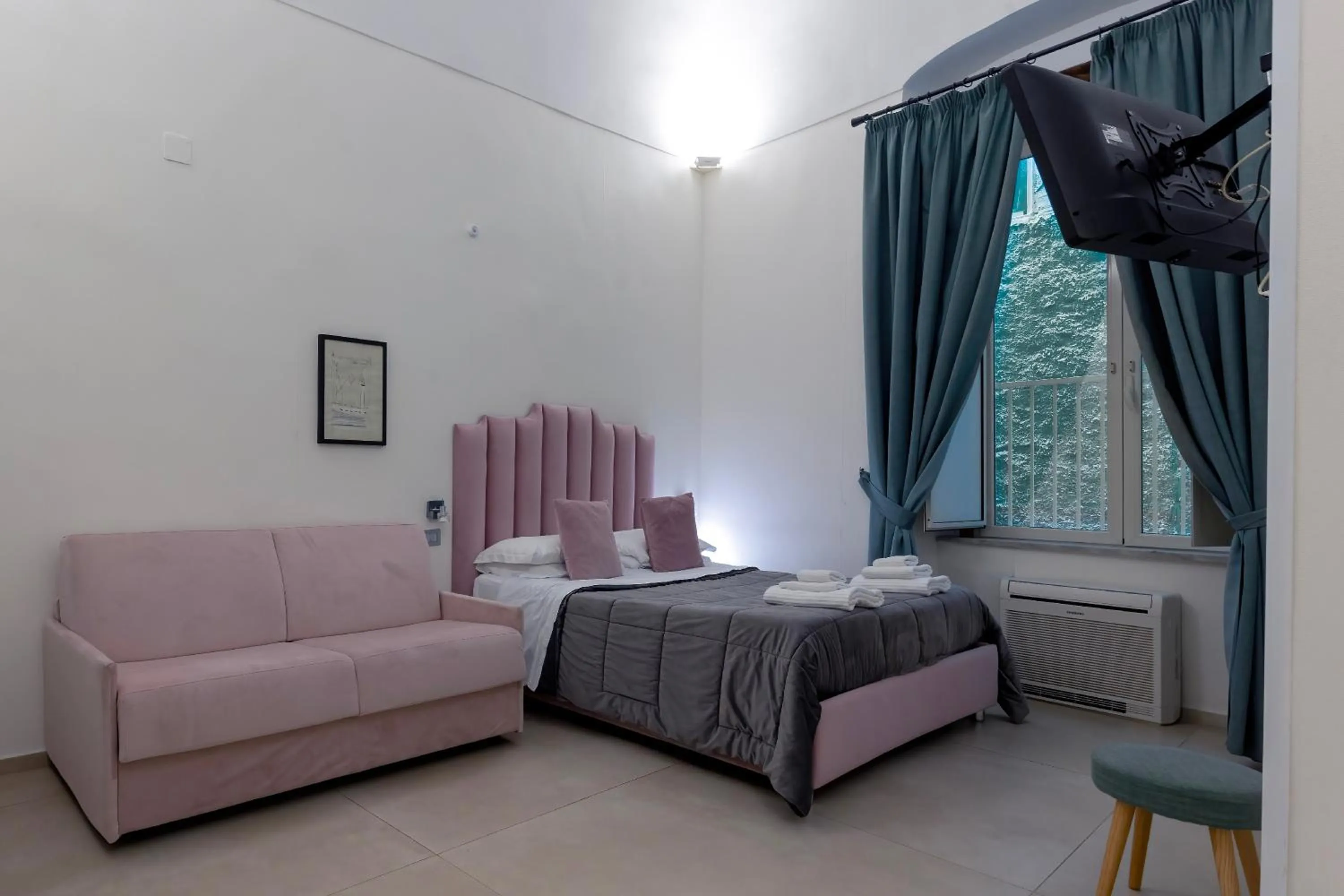 Photo of the whole room, Bed in Il Tesoro Smart Suite & SPA