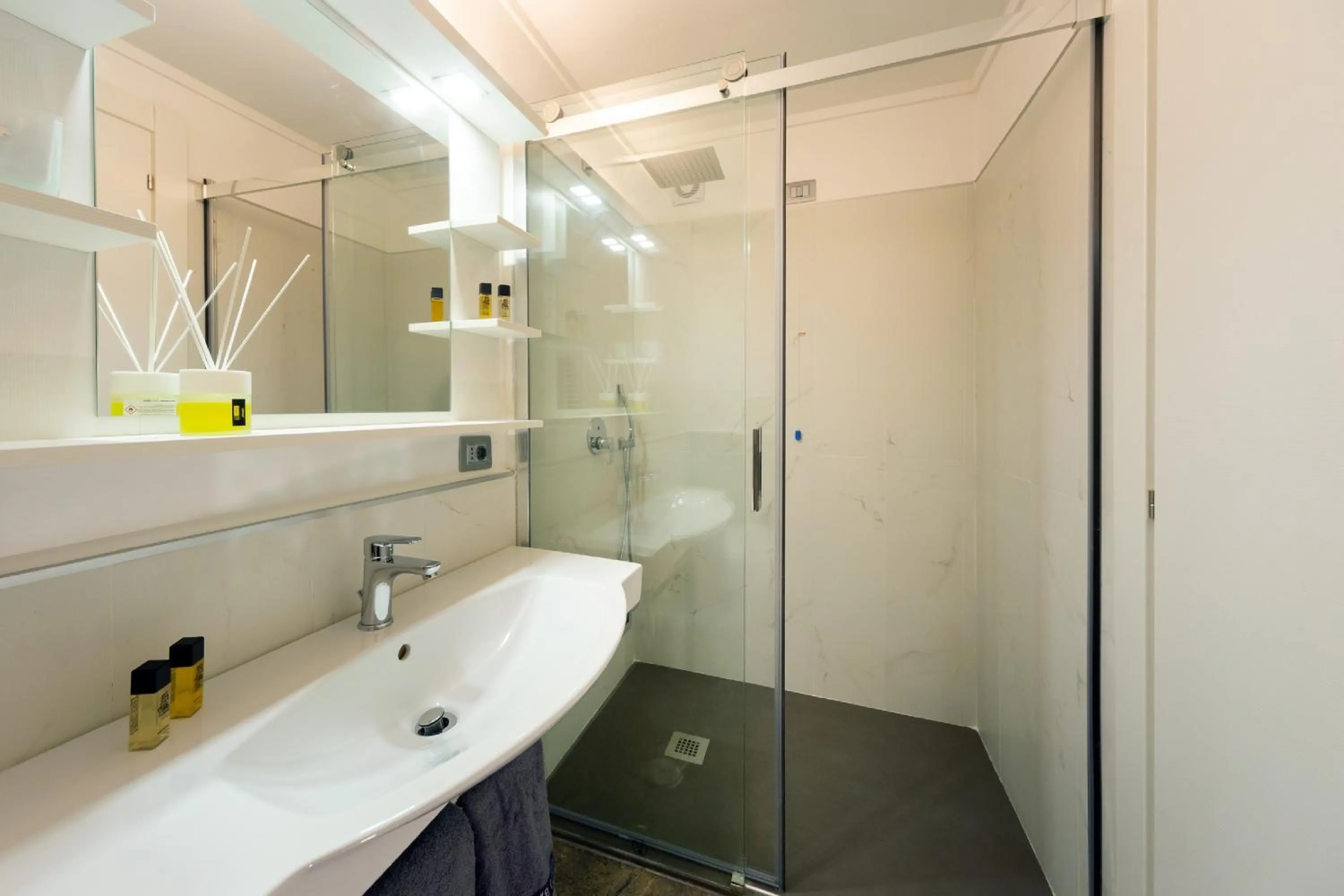 Bathroom in Il Tesoro Smart Suite & SPA