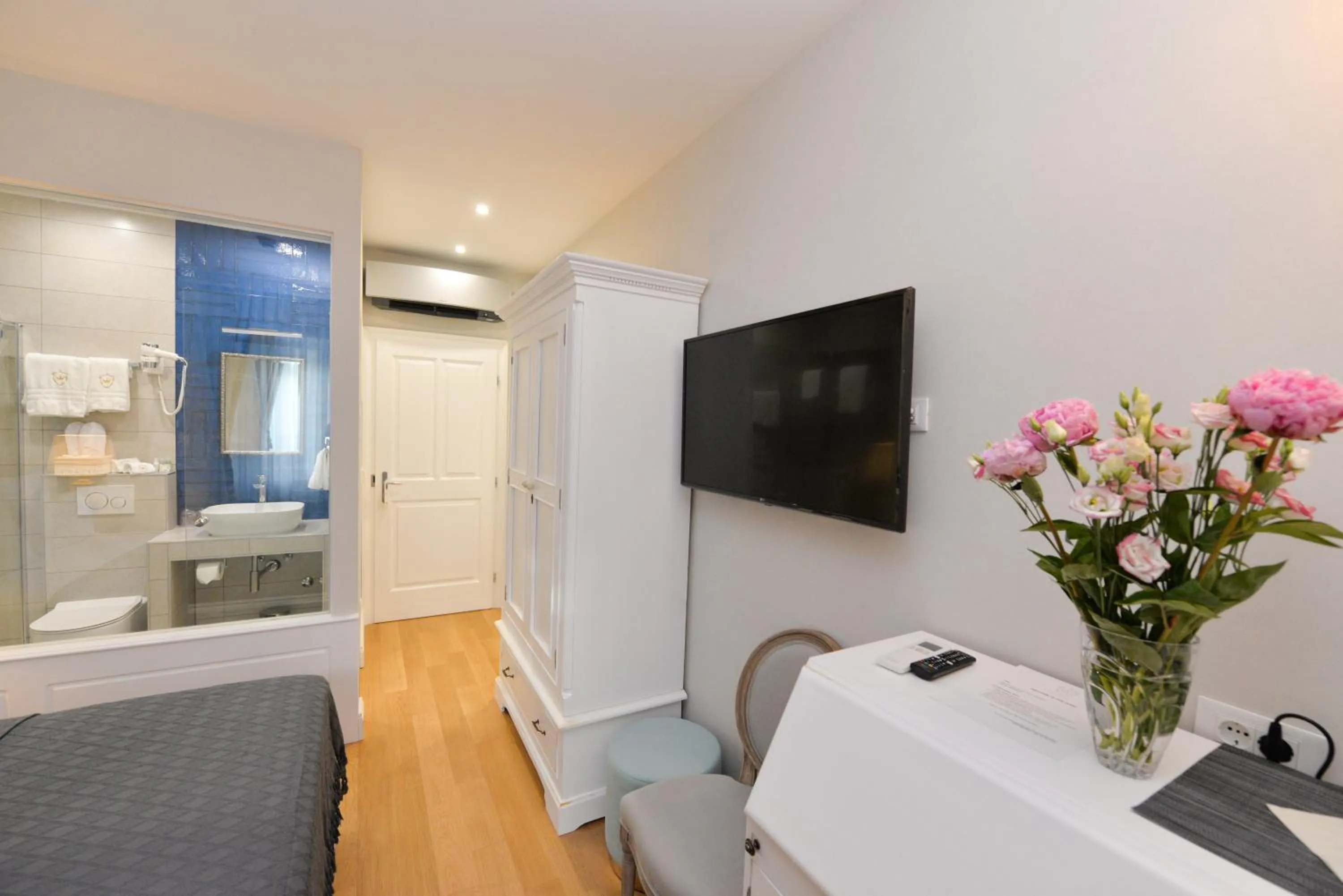 TV and multimedia, Bed in The Duke luxury rooms