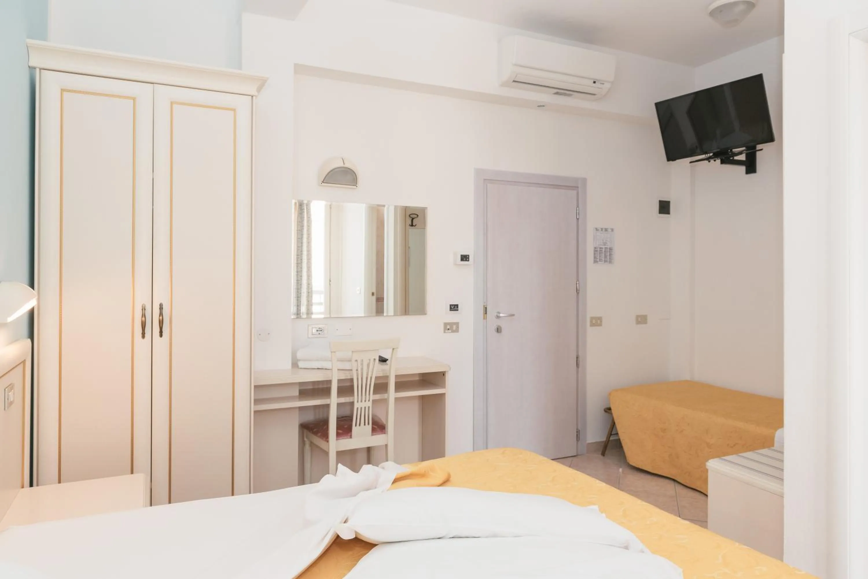 Photo of the whole room, Bed in Hotel Altair