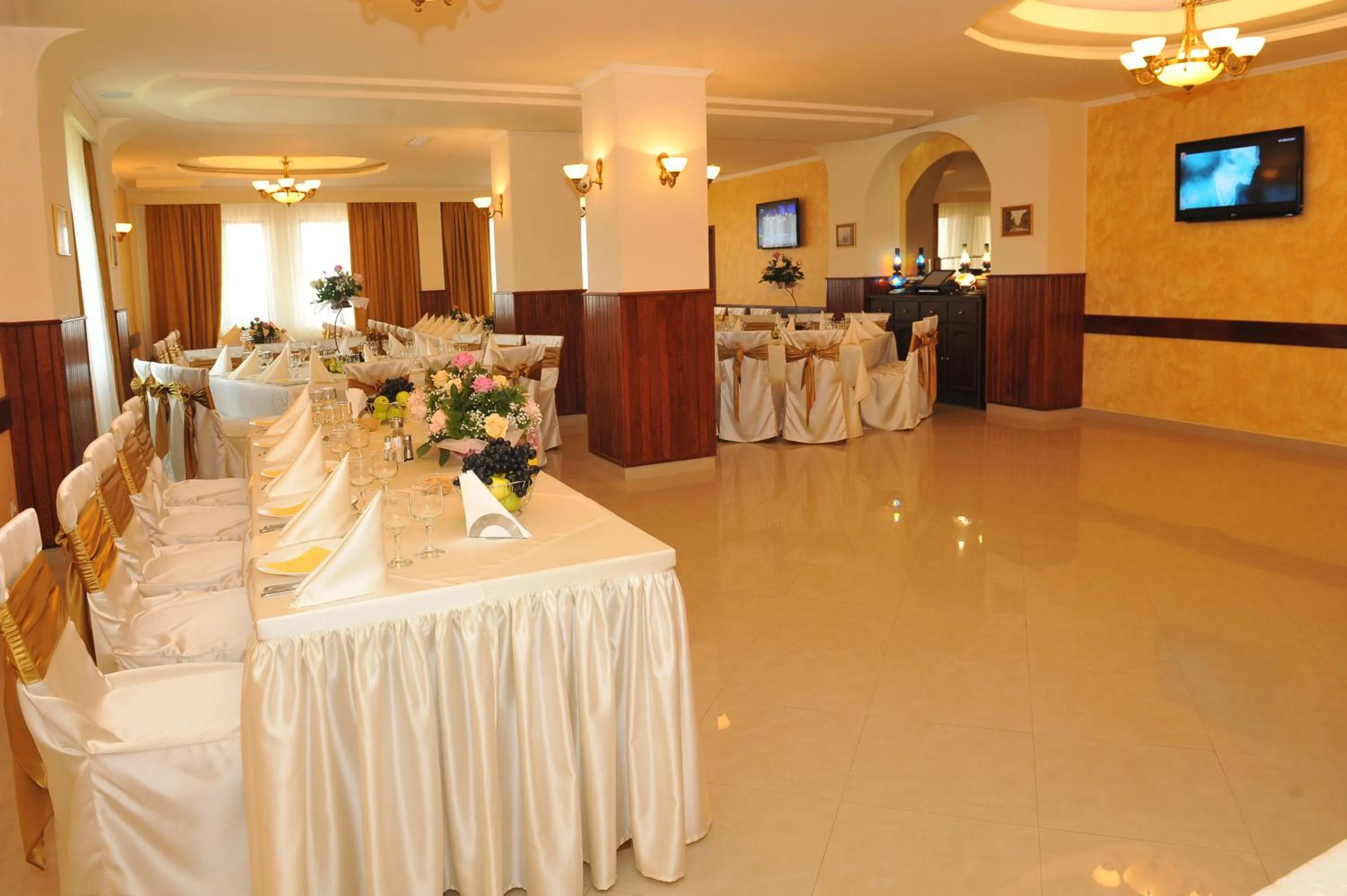 Restaurant/places to eat in Casa Maria Arges