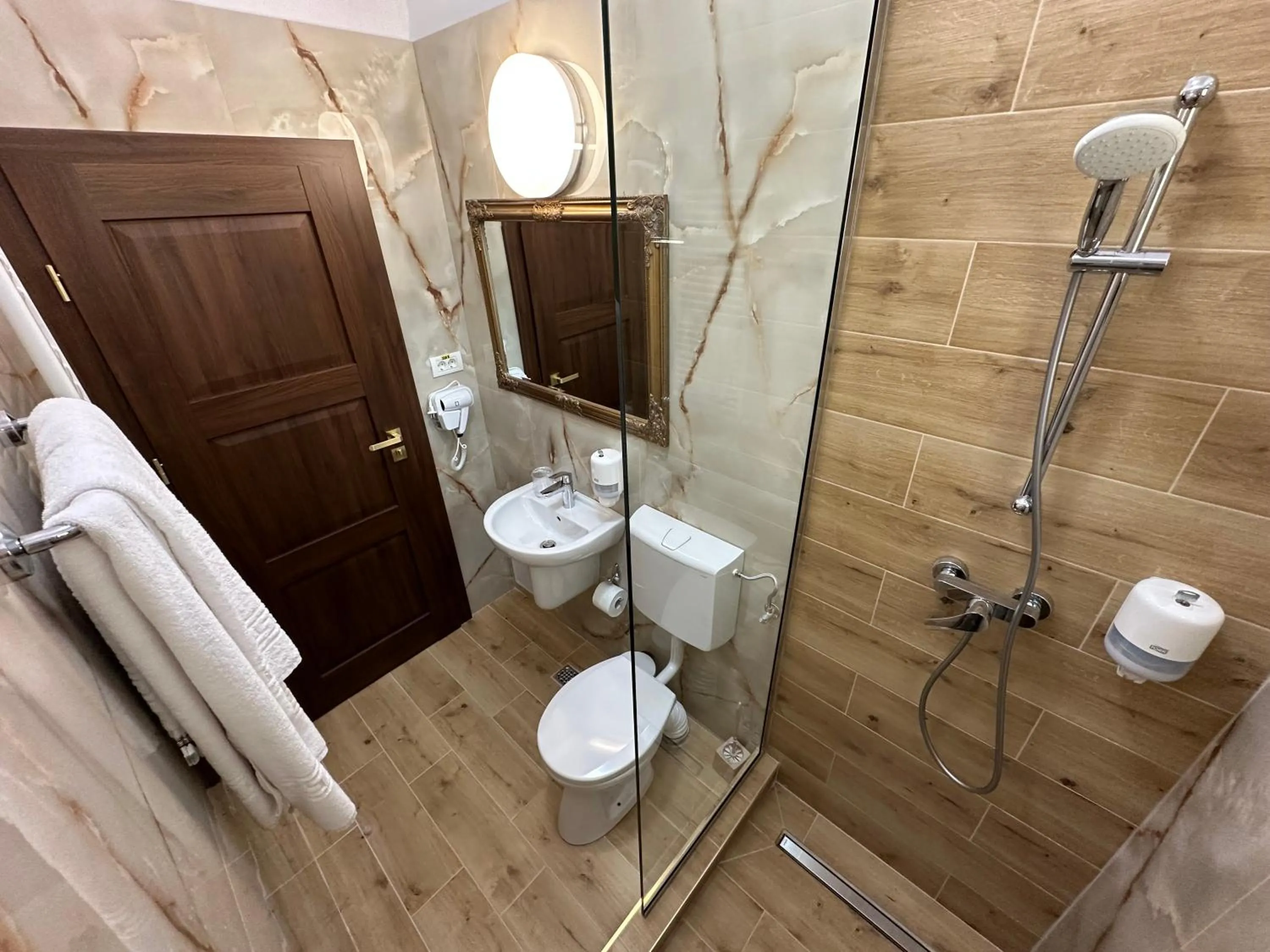 Shower in Casa Maria Arges