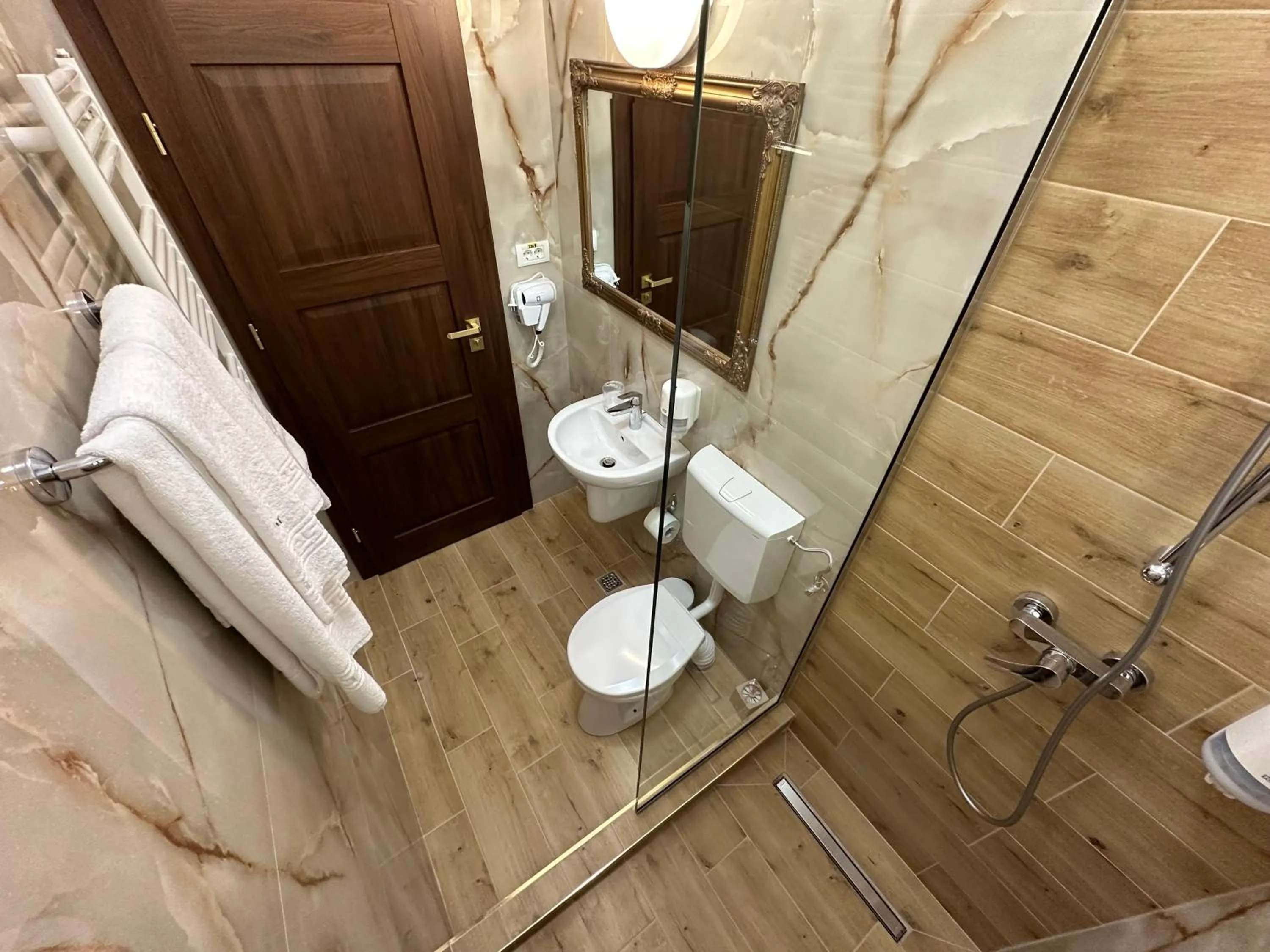 Shower in Casa Maria Arges