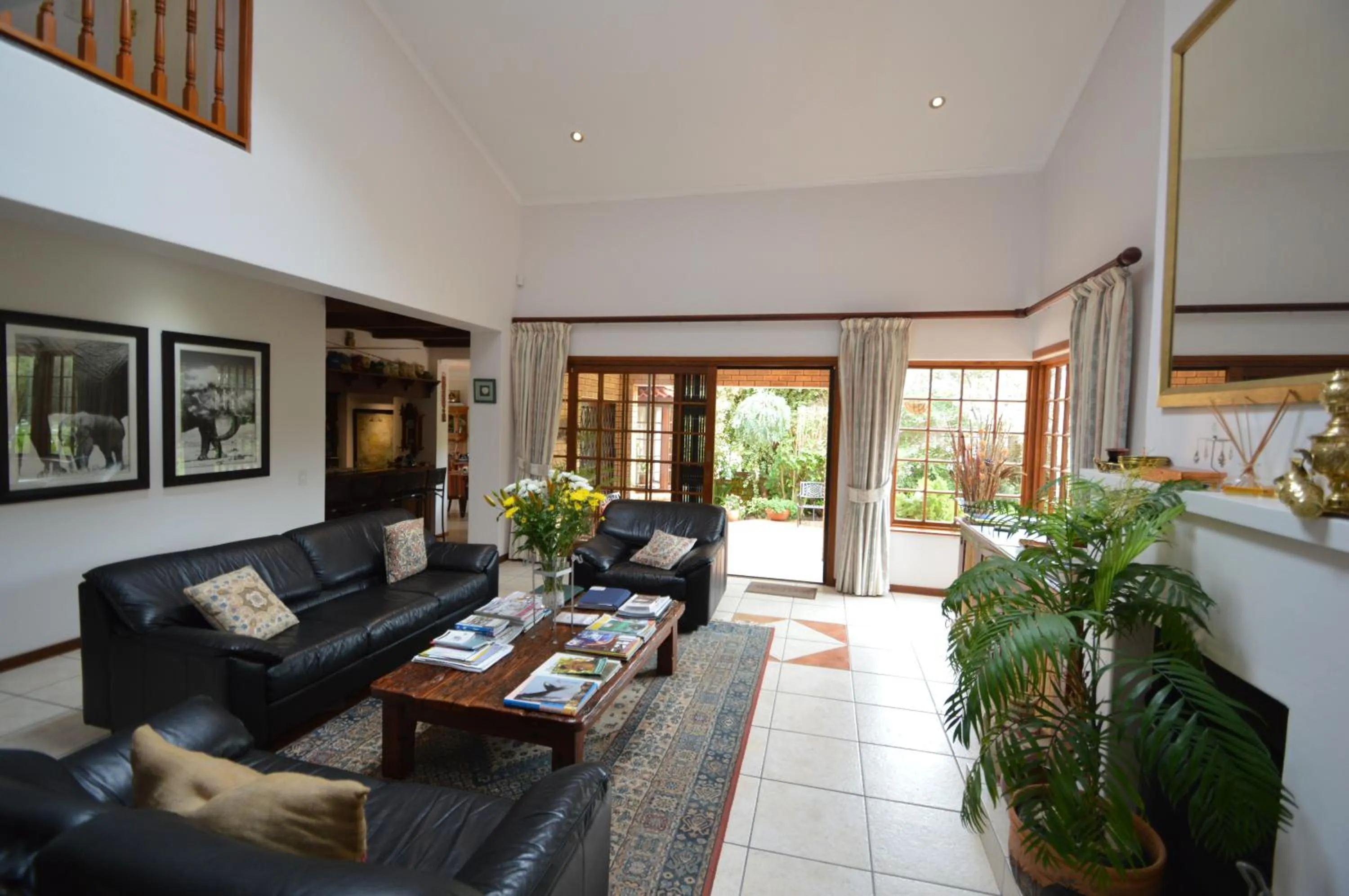 Communal lounge/ TV room in Bayside Lodge Garden Route B&B