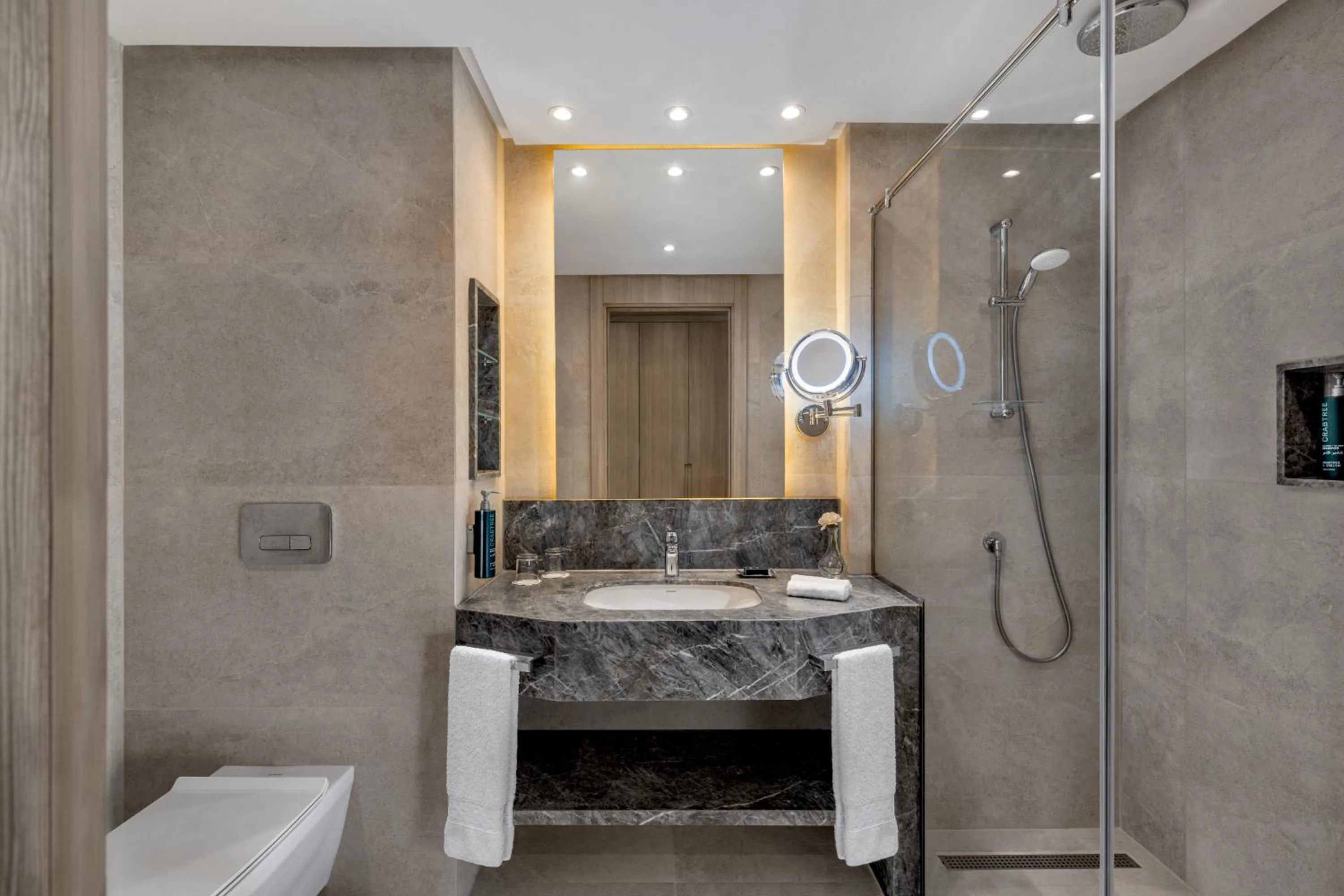 Bathroom in Hilton Alexandria Green Plaza