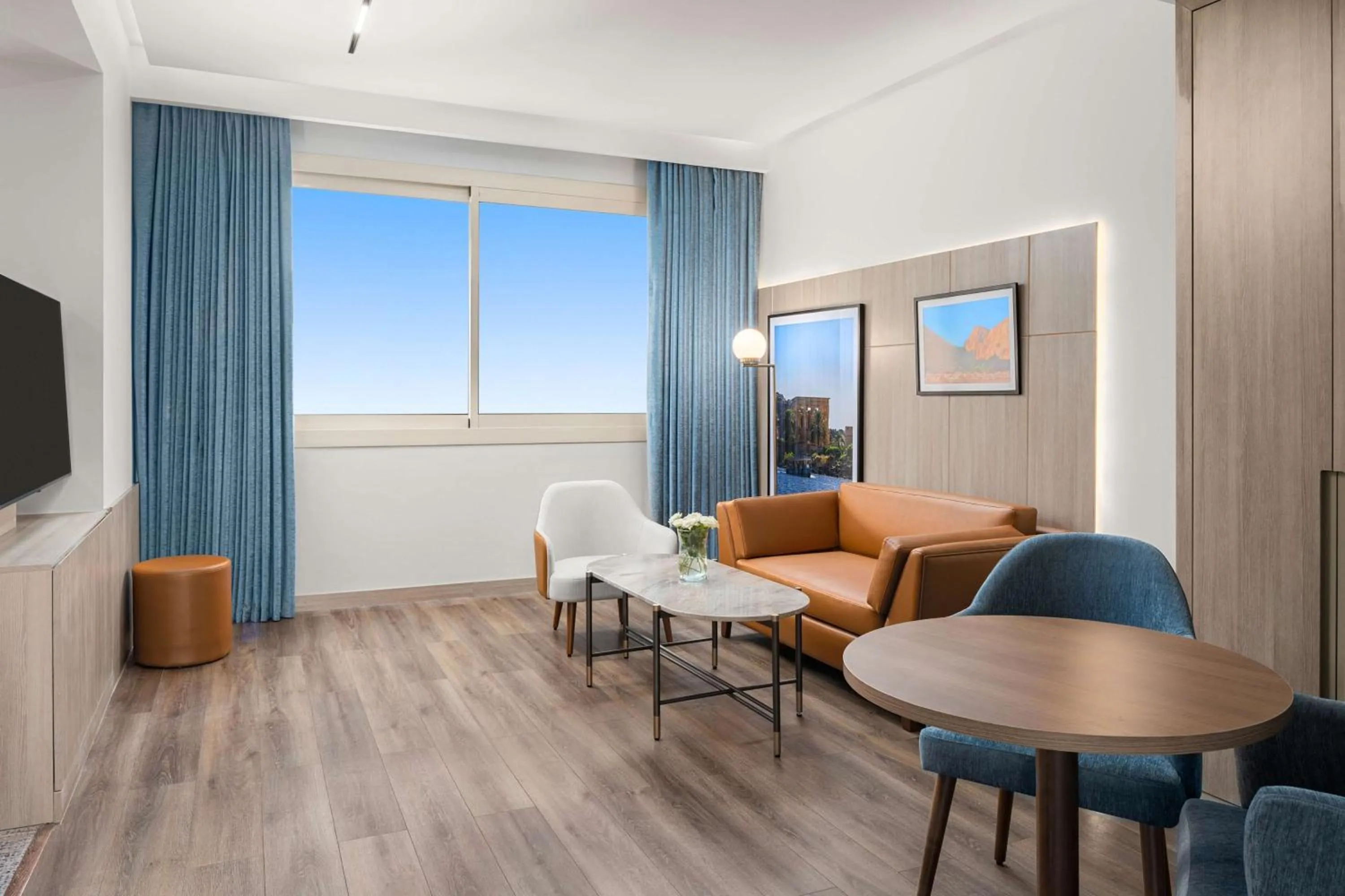 Living room in Hilton Alexandria Green Plaza