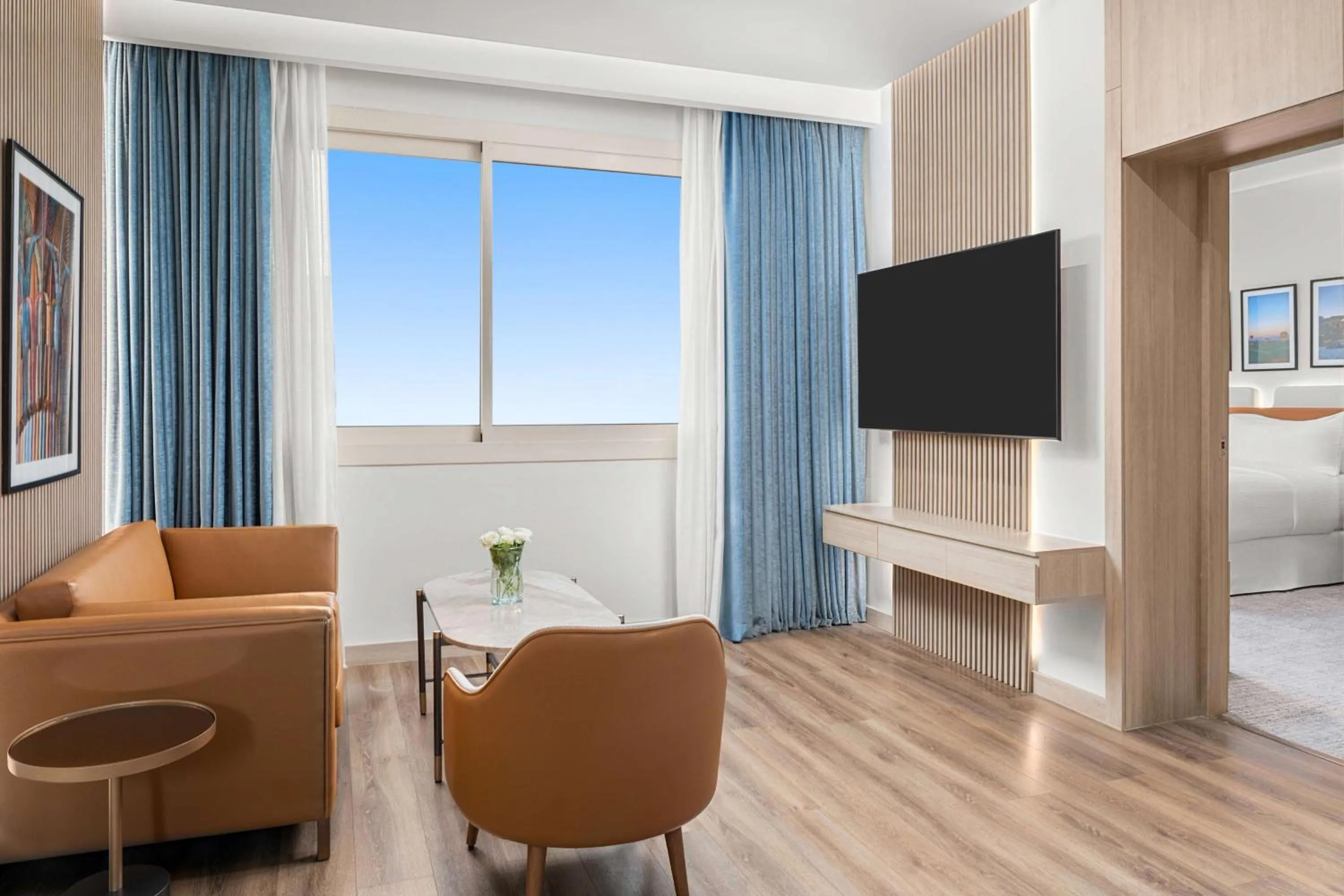 Living room, Bed in Hilton Alexandria Green Plaza