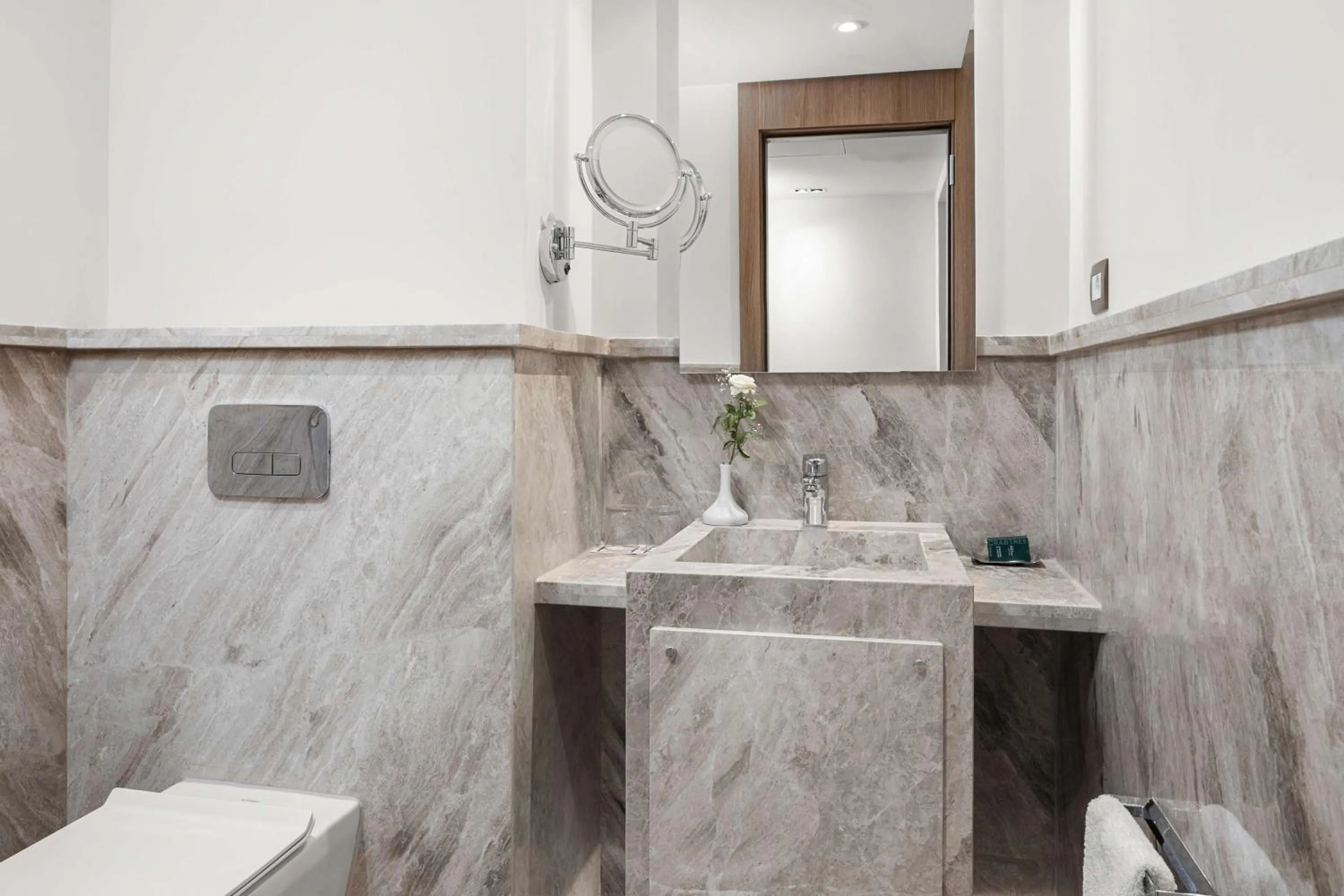 Bathroom in Hilton Alexandria Green Plaza