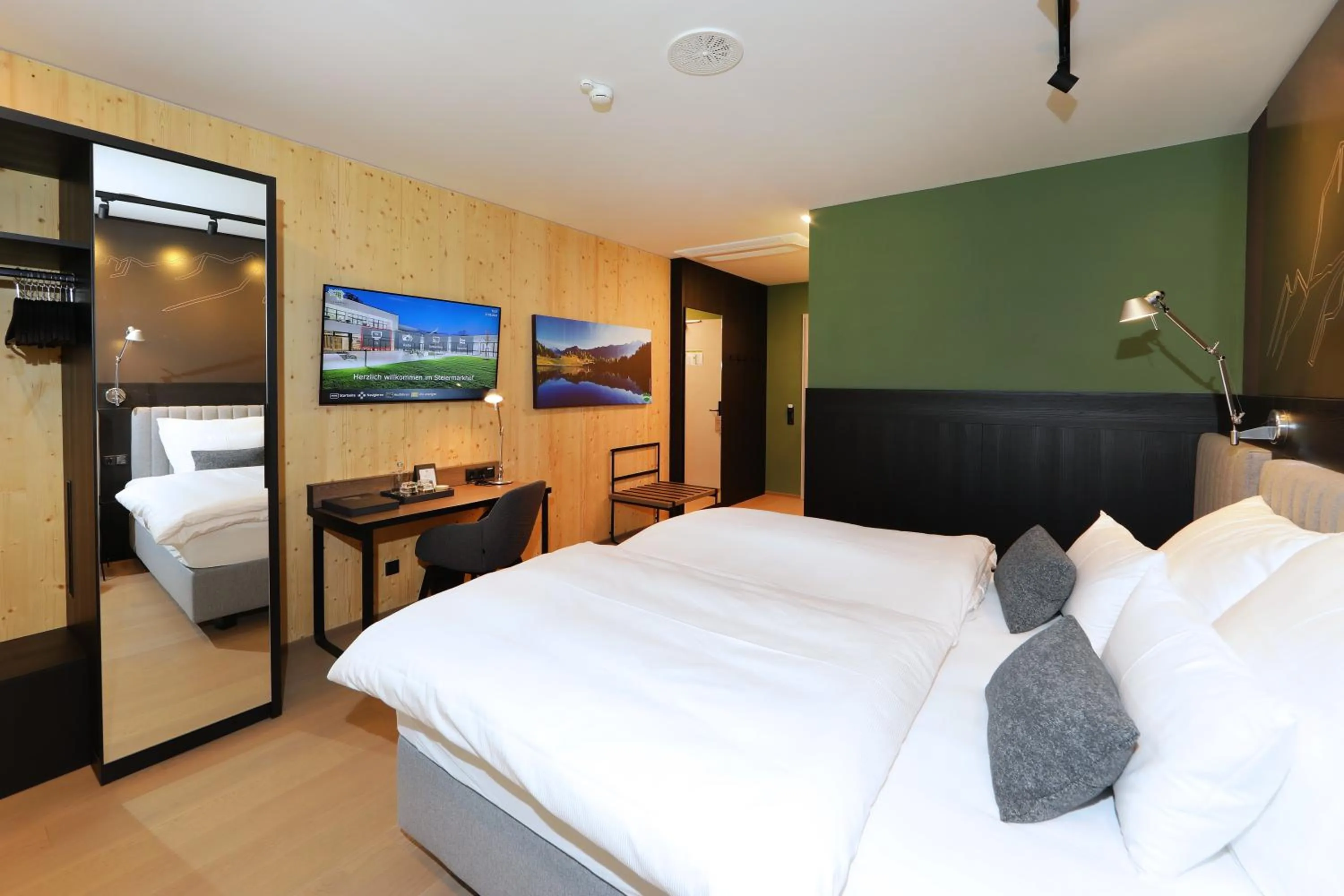 Photo of the whole room, Bed in Hotel Steiermarkhof Graz - Aus Holz gebaut, von Hügeln geküsst